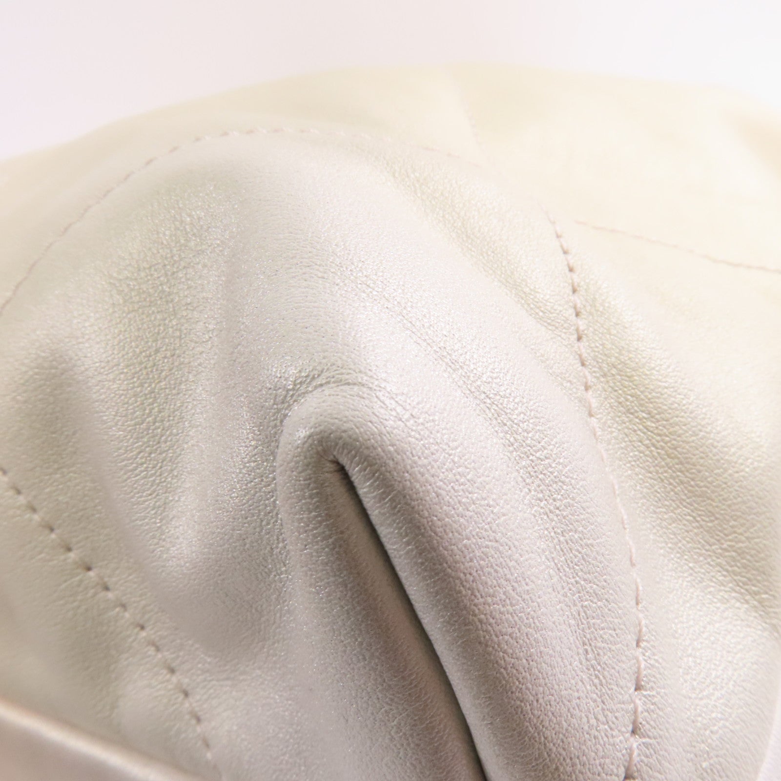 CHANEL 牛皮皮革Chanel 22 Medium金扣鏈帶肩背袋