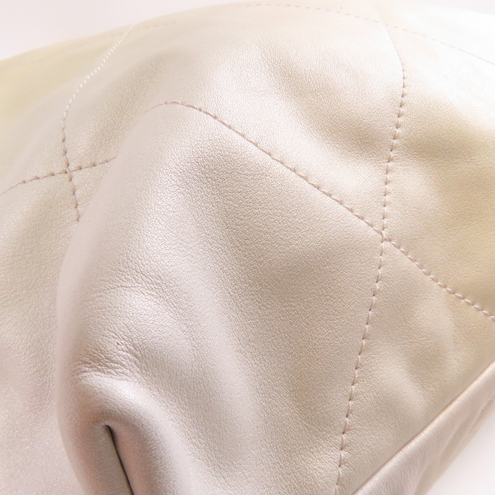 CHANEL 牛皮皮革Chanel 22 Medium金扣鏈帶肩背袋