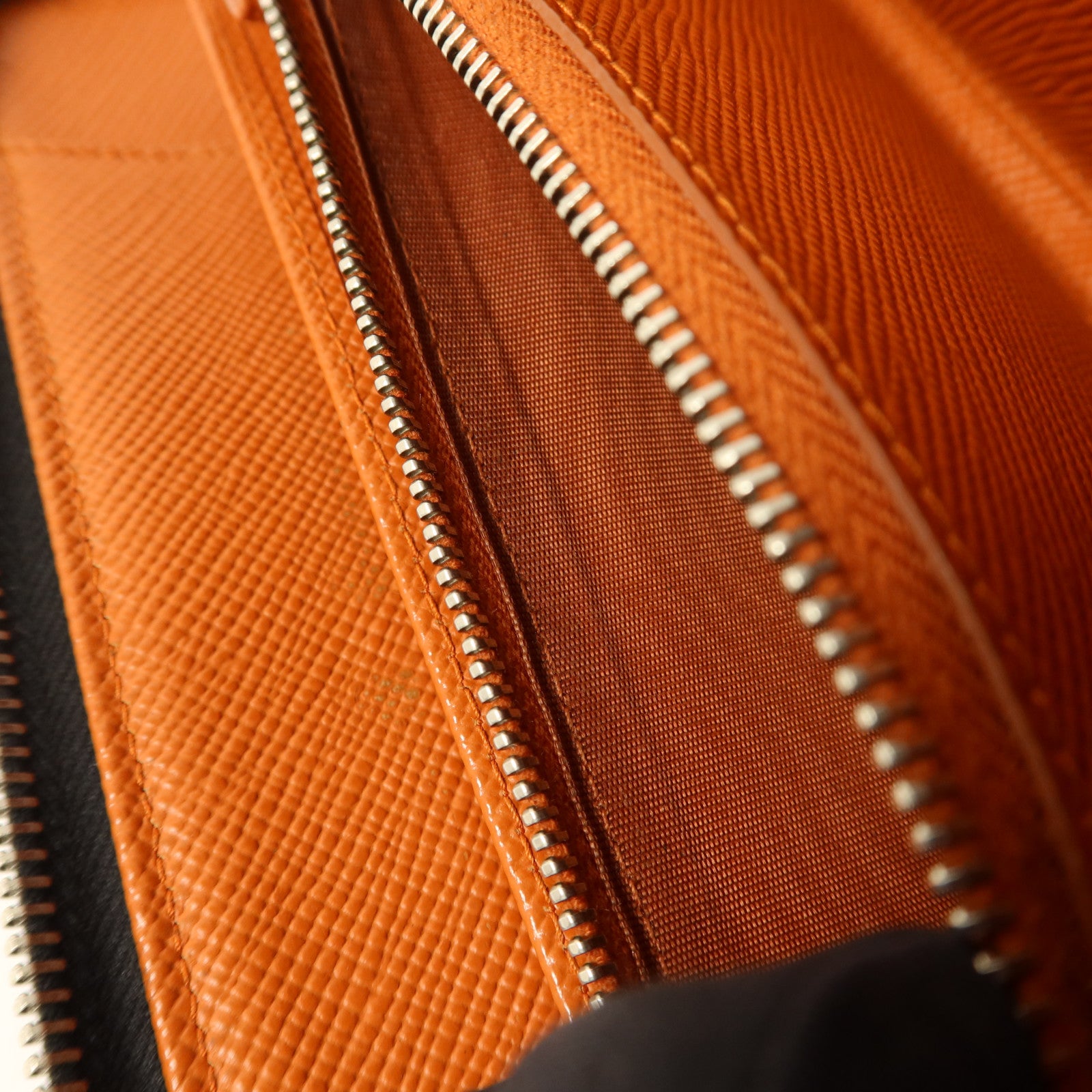 PRADA Saffiano皮革Long Round Wallet銀扣長錢包