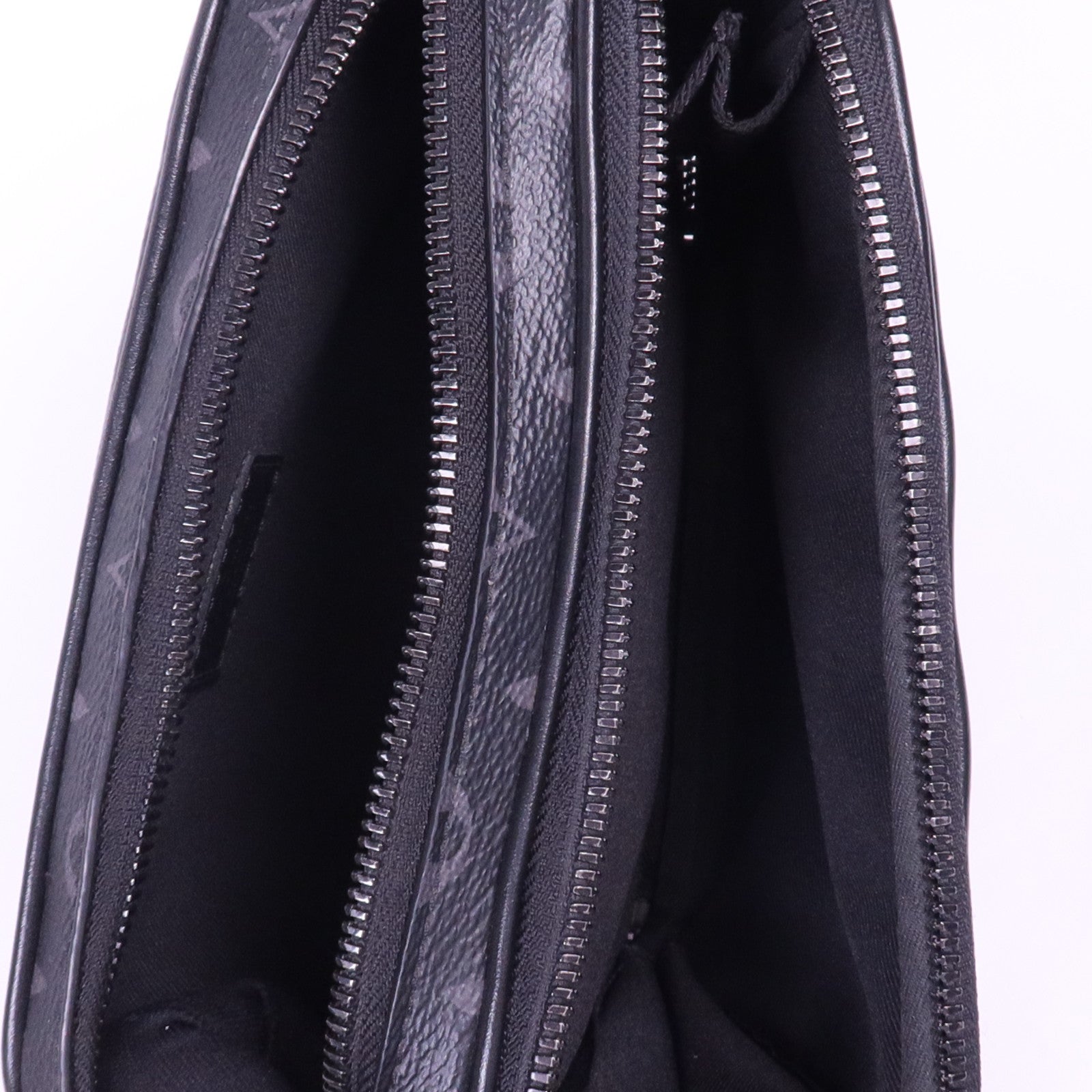 LOUIS VUITTON Monogram Eclipse Alpha Wearable Wallet肩背袋