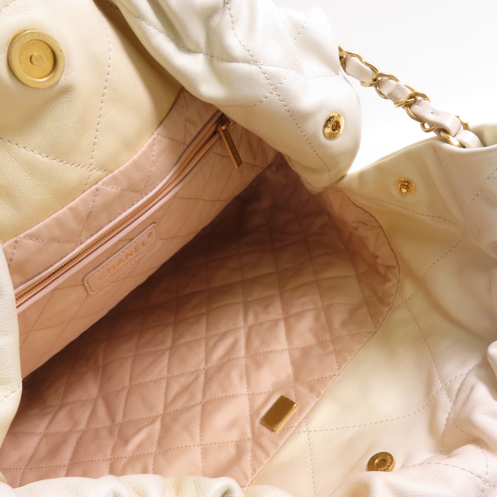 CHANEL 牛皮皮革Chanel 22 Medium金扣鏈帶肩背袋