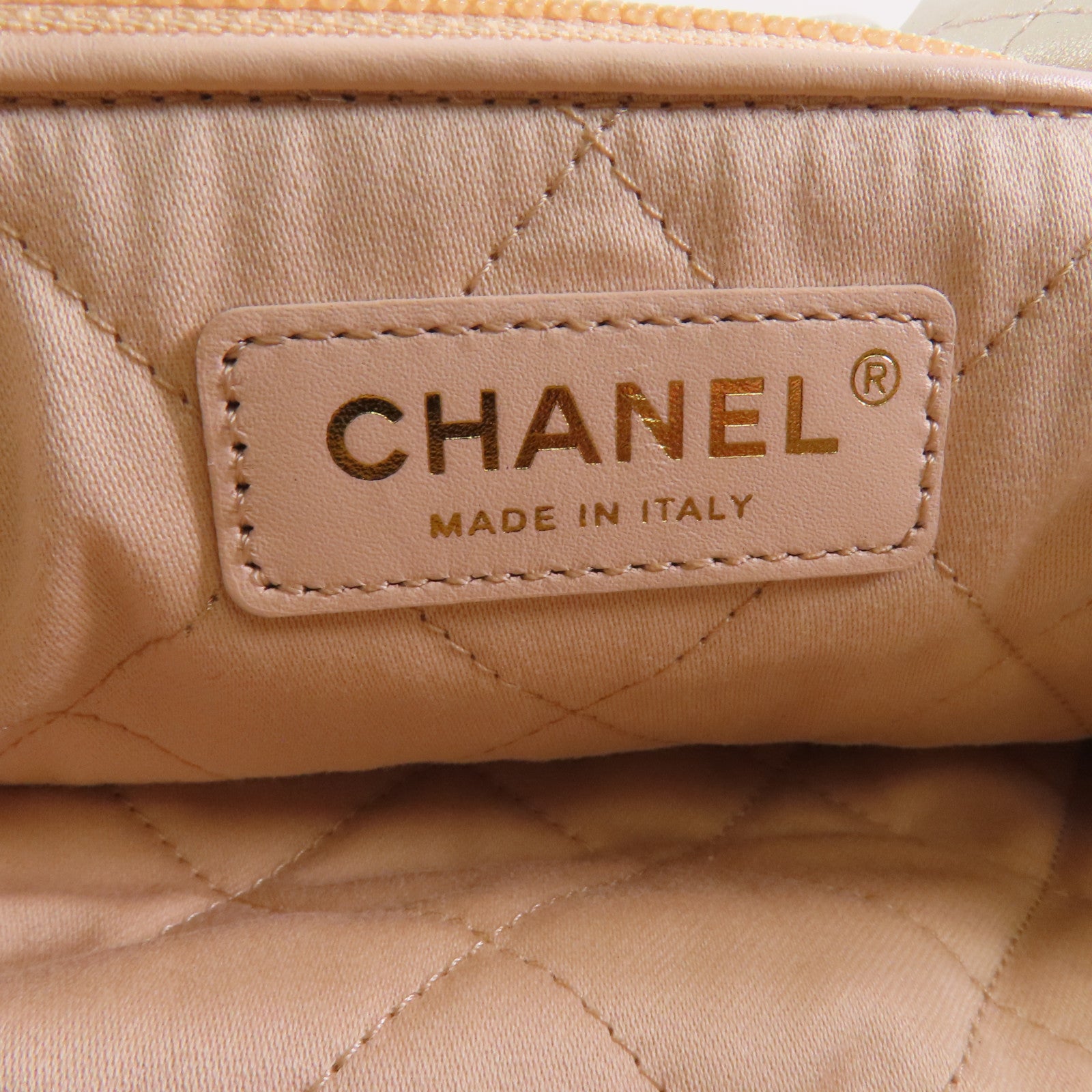 CHANEL 牛皮皮革Chanel 22 Medium金扣鏈帶肩背袋