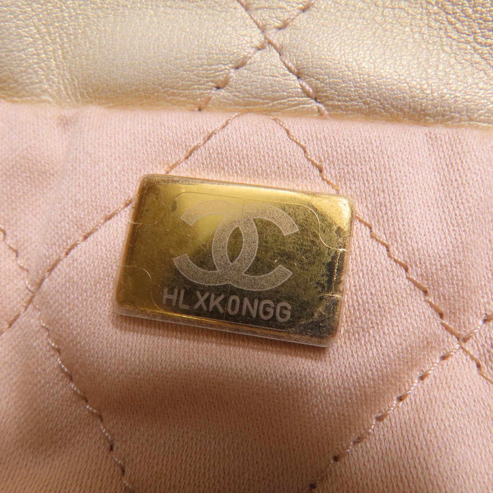 CHANEL 牛皮皮革Chanel 22 Medium金扣鏈帶肩背袋