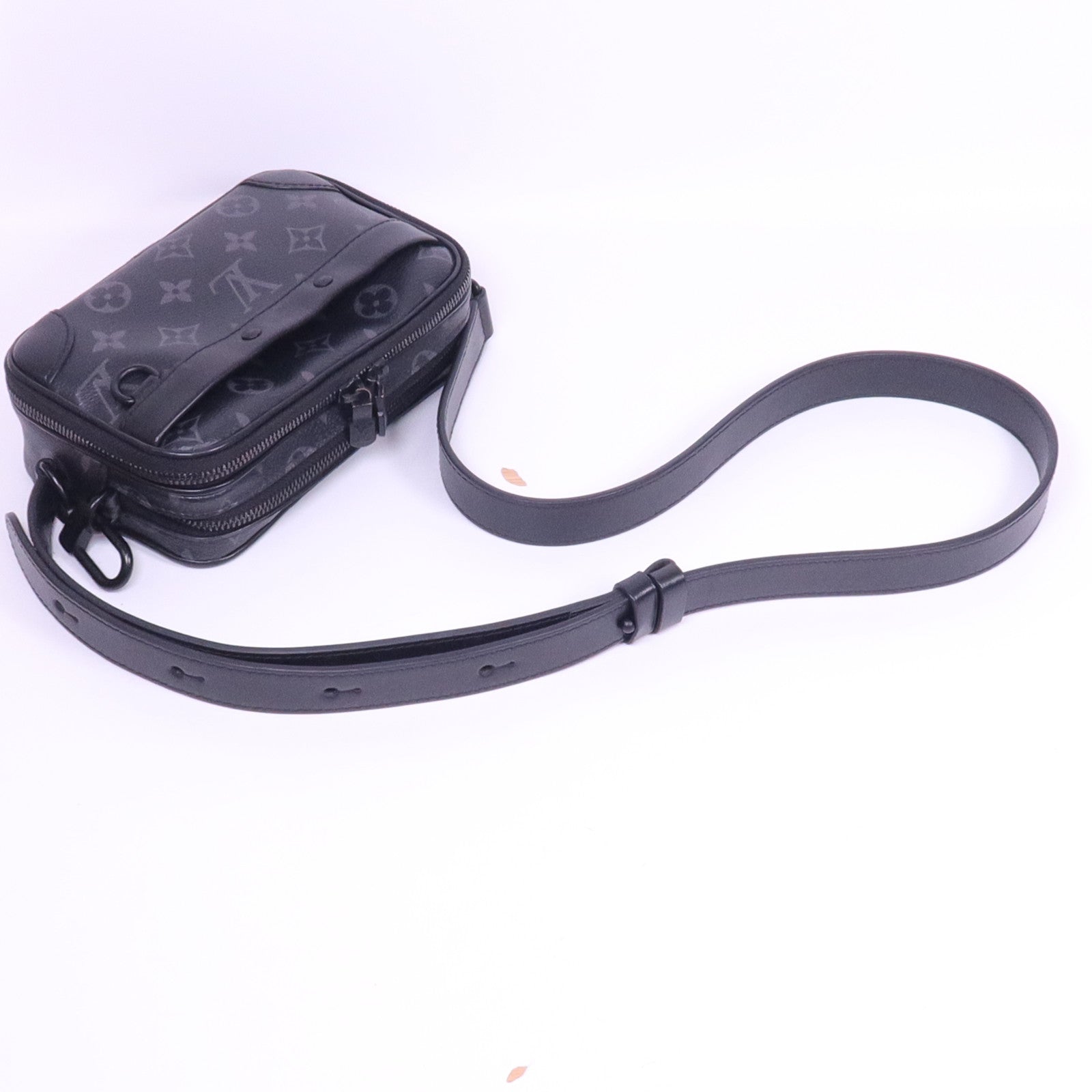 LOUIS VUITTON Monogram Eclipse Alpha Wearable Wallet肩背袋