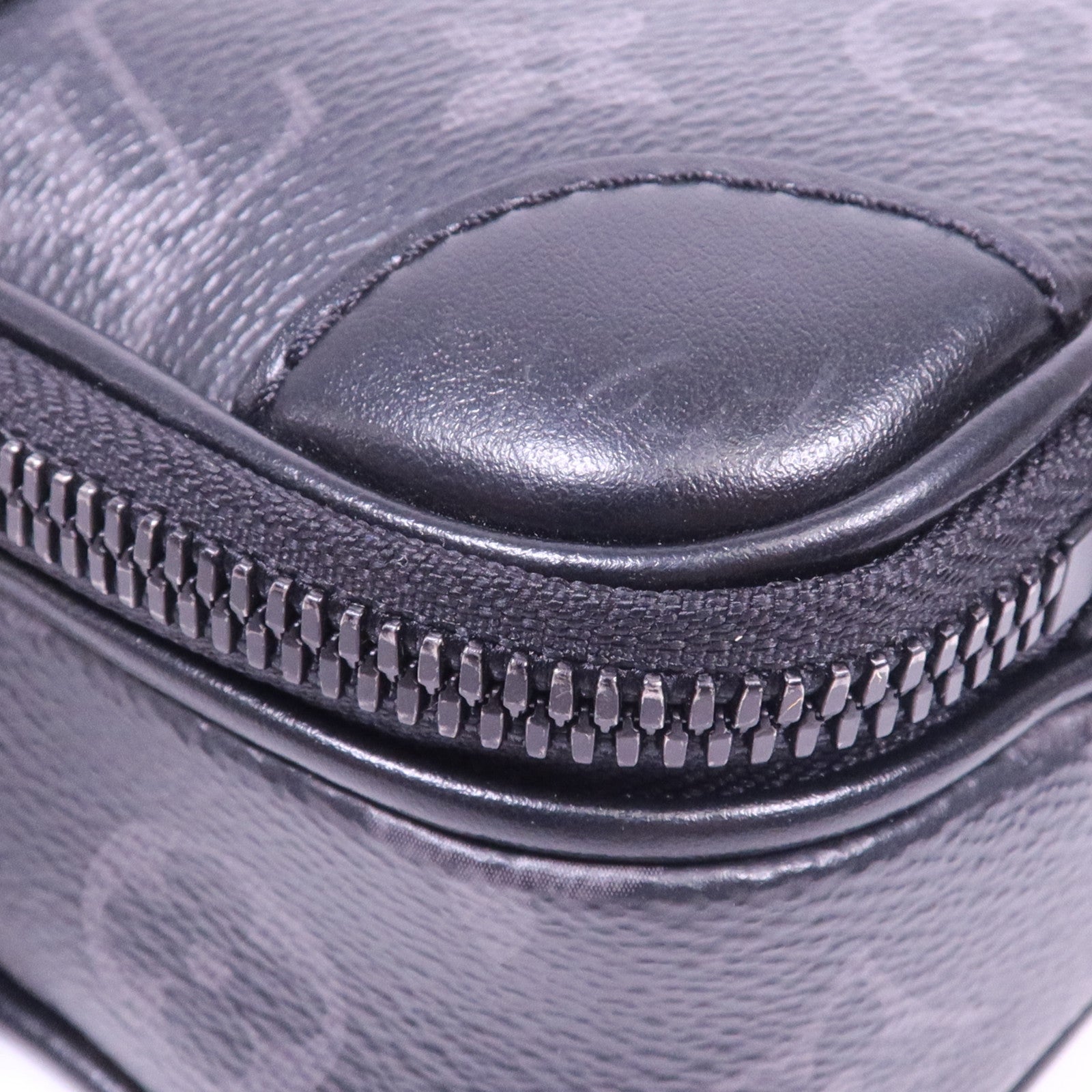 LOUIS VUITTON Monogram Eclipse Alpha Wearable Wallet肩背袋