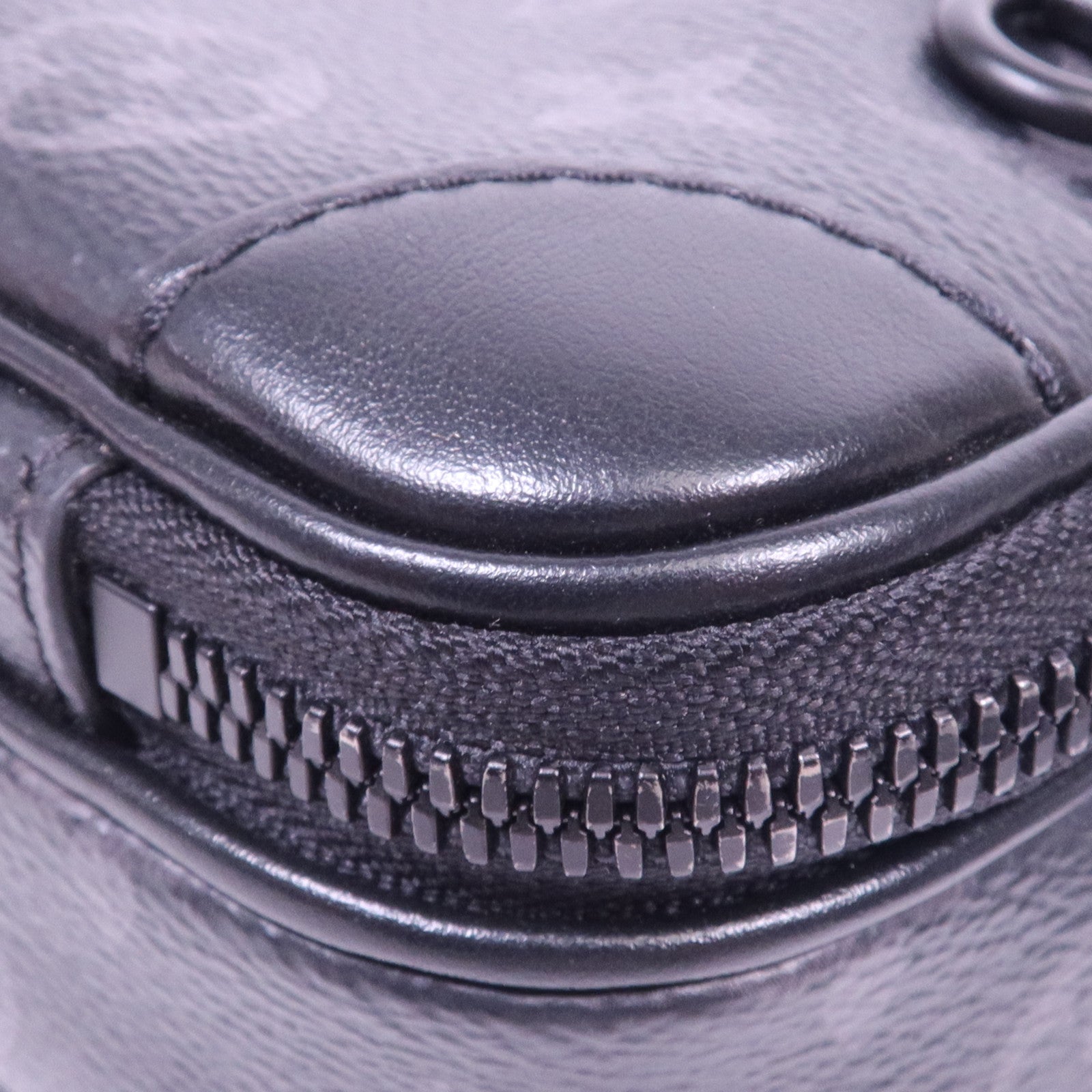 LOUIS VUITTON Monogram Eclipse Alpha Wearable Wallet肩背袋