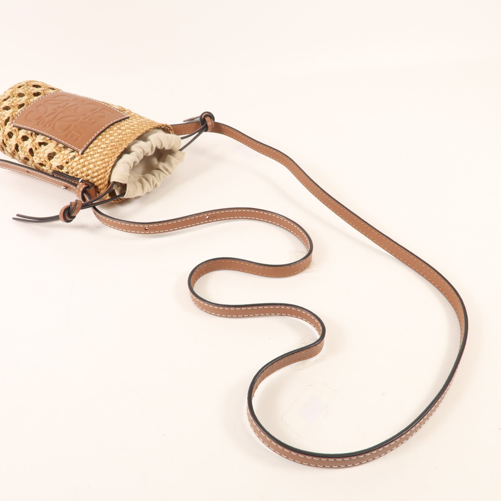 LOEWE 酒椰Cylinder Pocket Bag銀扣肩背袋