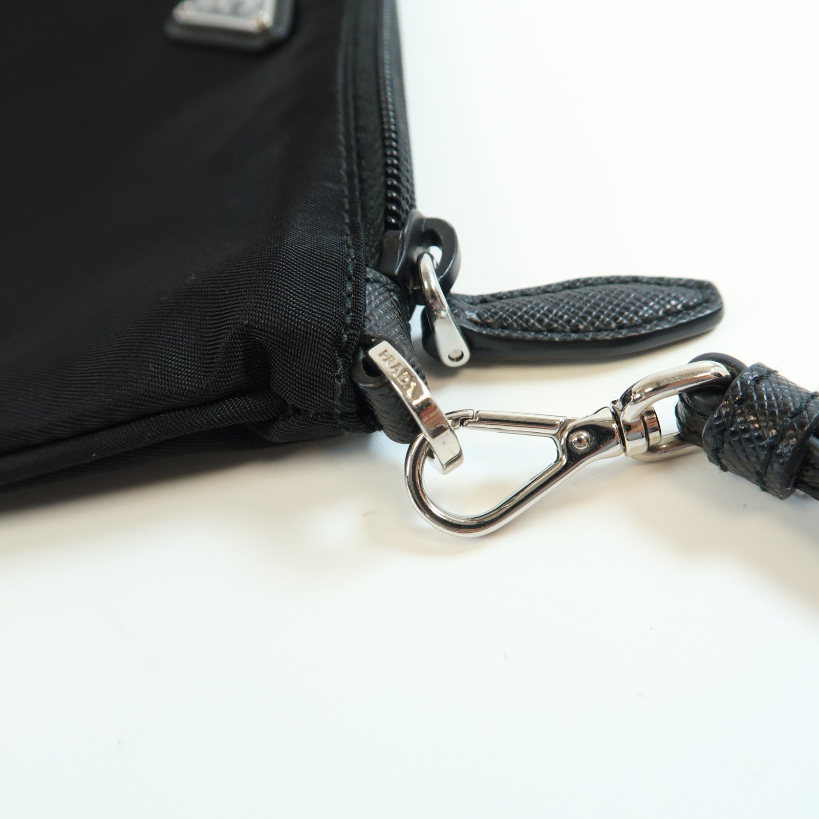 PRADA 尼龍Pouch銀扣手拿包