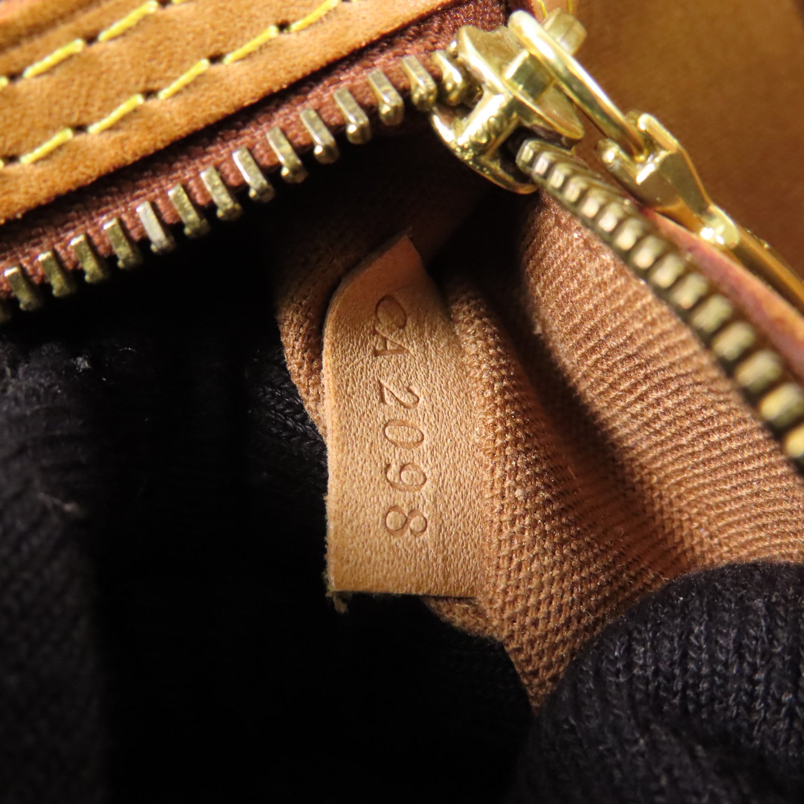 LOUIS VUITTON 【激減優惠】Monogram Abbesses金扣肩背袋