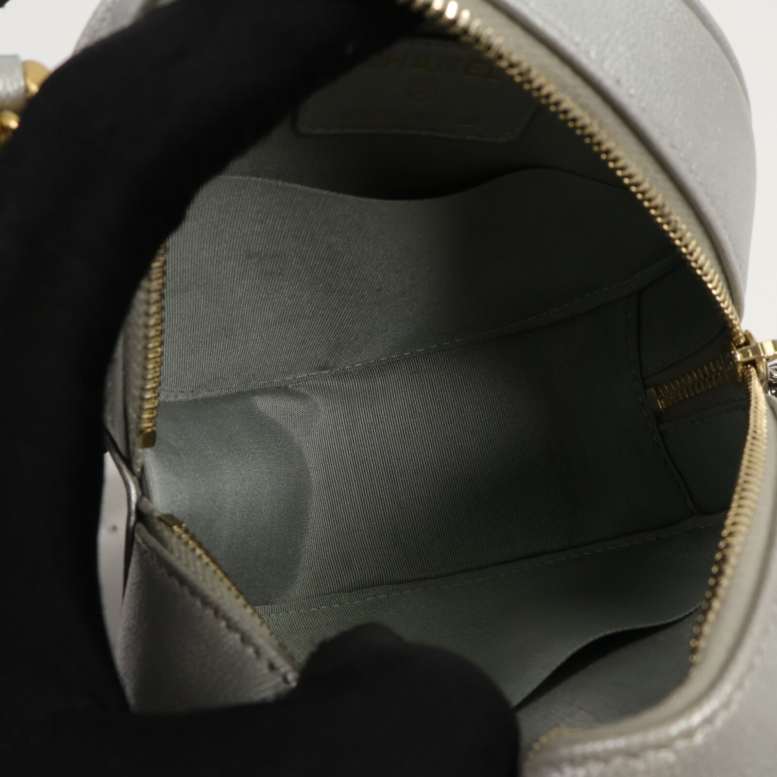 CHANEL 羊皮皮革C19 Round Clutch鏈帶肩背袋
