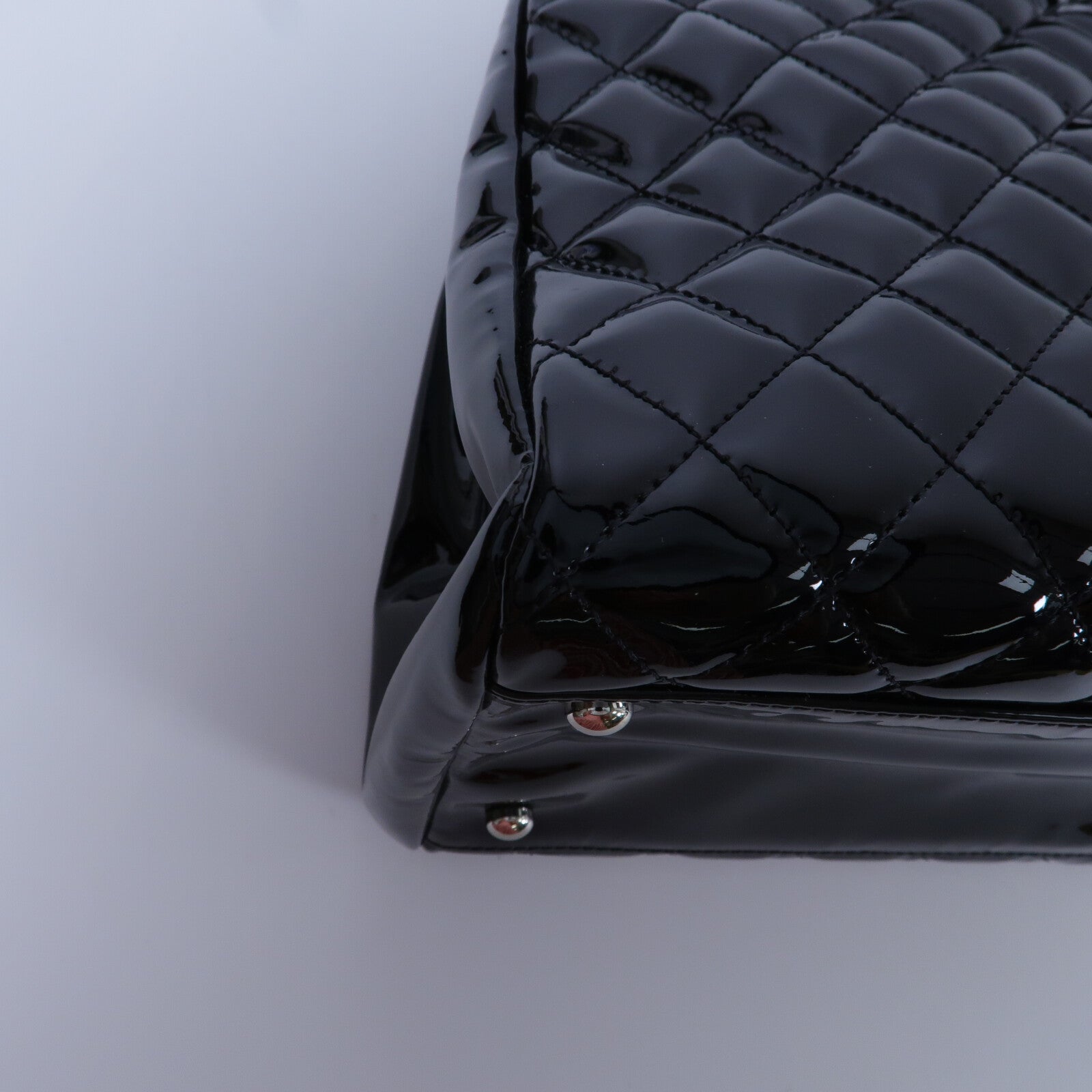 CHANEL 漆皮皮革Just Mademoiselle Bowling Bag鏈帶肩背袋