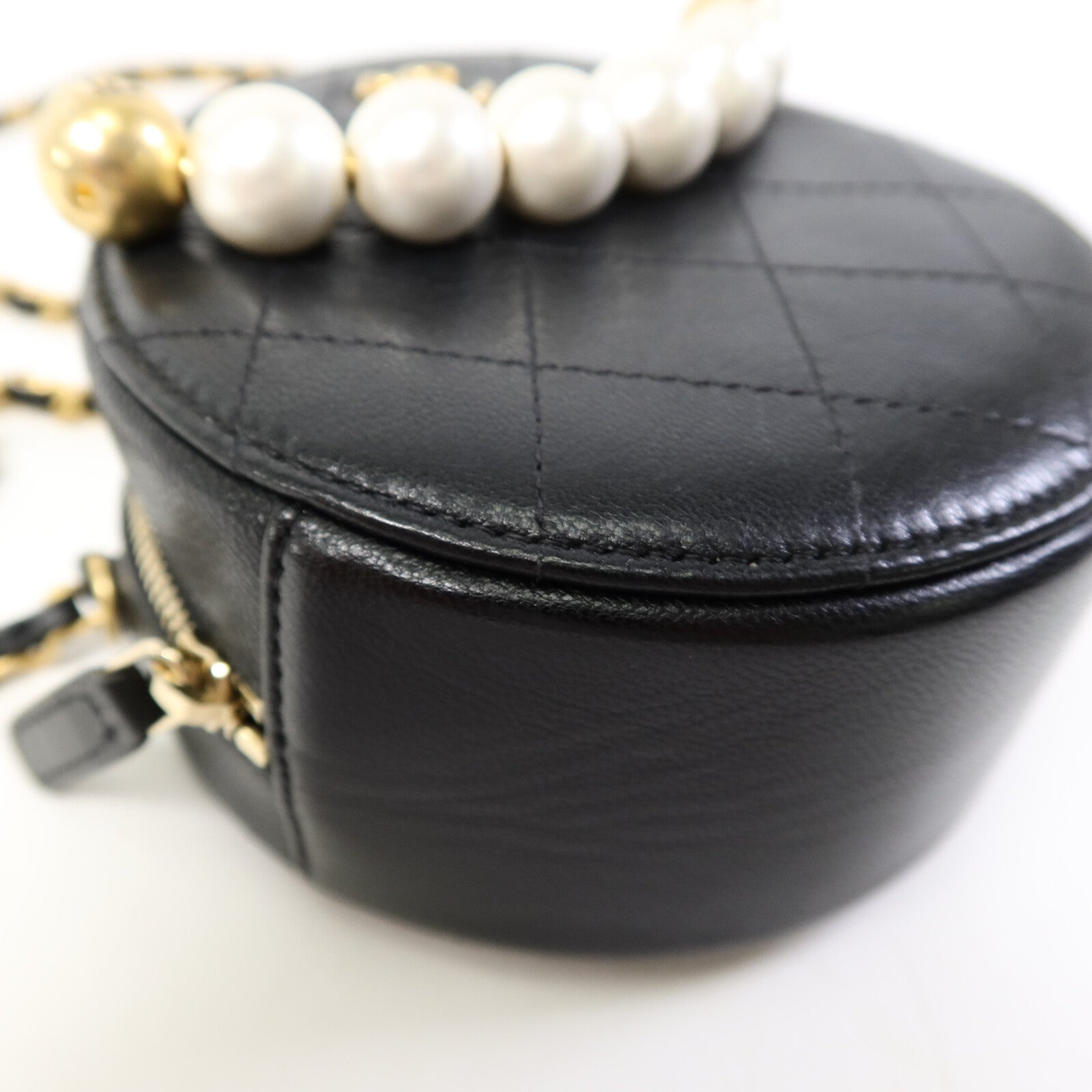 CHANEL 牛皮皮革Round Pear Bag金扣鏈帶肩背袋