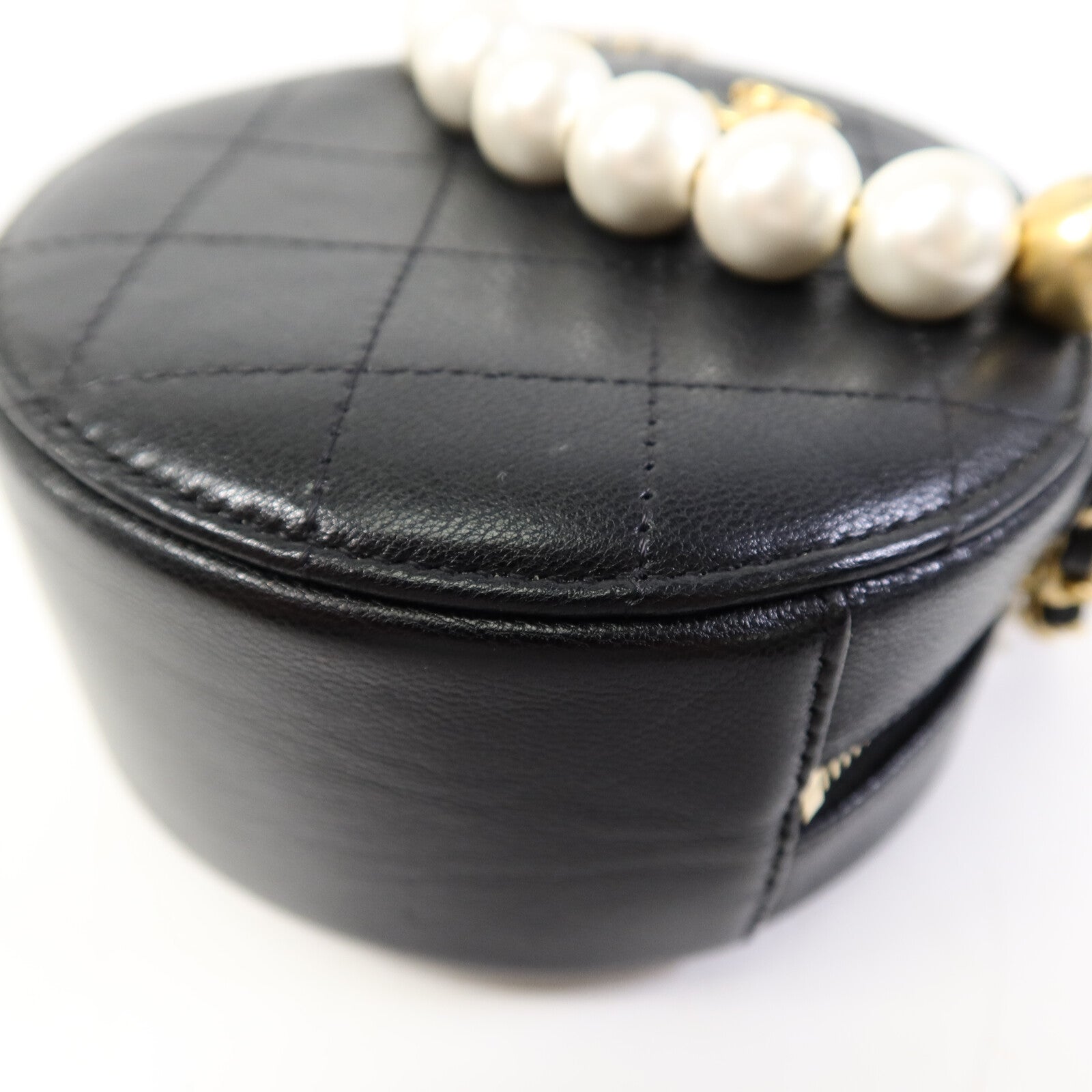 CHANEL 牛皮皮革Round Pear Bag金扣鏈帶肩背袋