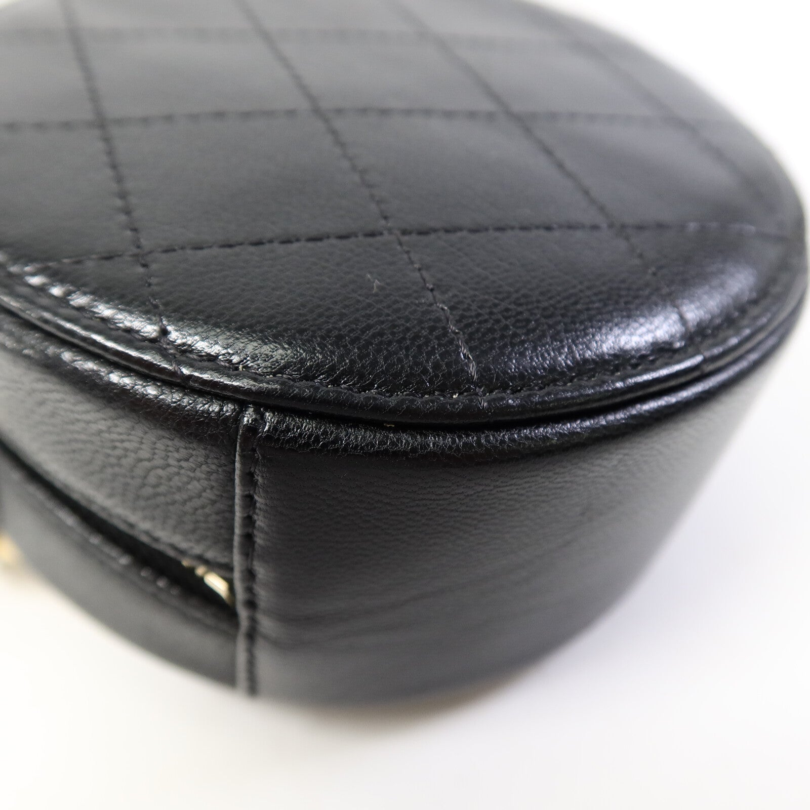 CHANEL 牛皮皮革Round Pear Bag金扣鏈帶肩背袋