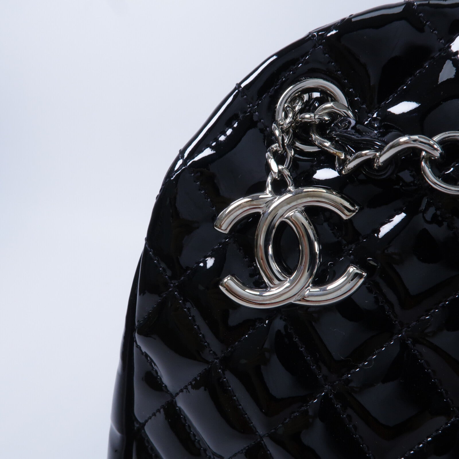 CHANEL 漆皮皮革Just Mademoiselle Bowling Bag鏈帶肩背袋