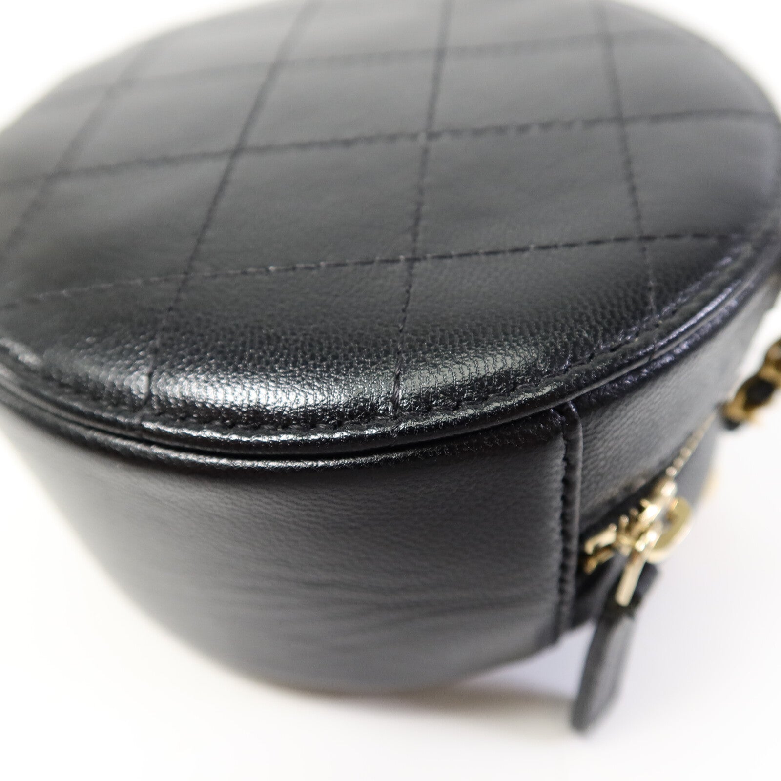 CHANEL 牛皮皮革Round Pear Bag金扣鏈帶肩背袋