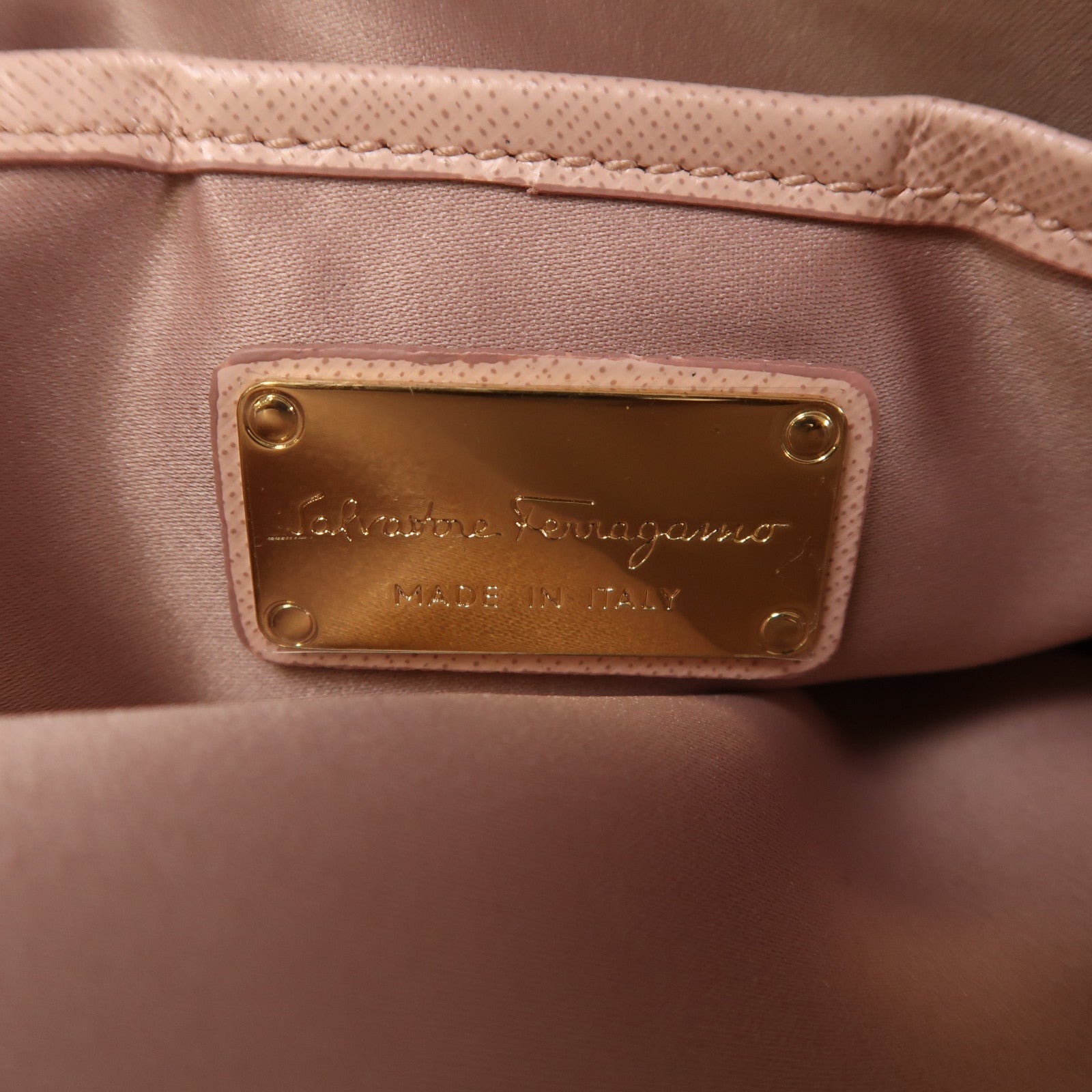 Salvatore Ferragamo 牛皮皮革Lydia saffiano銀扣肩背袋粉紅色