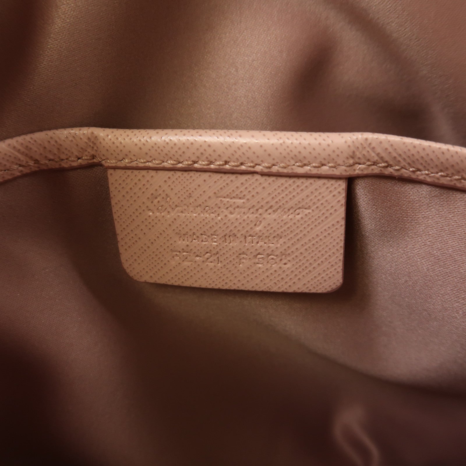 Salvatore Ferragamo 牛皮皮革Lydia saffiano銀扣肩背袋粉紅色
