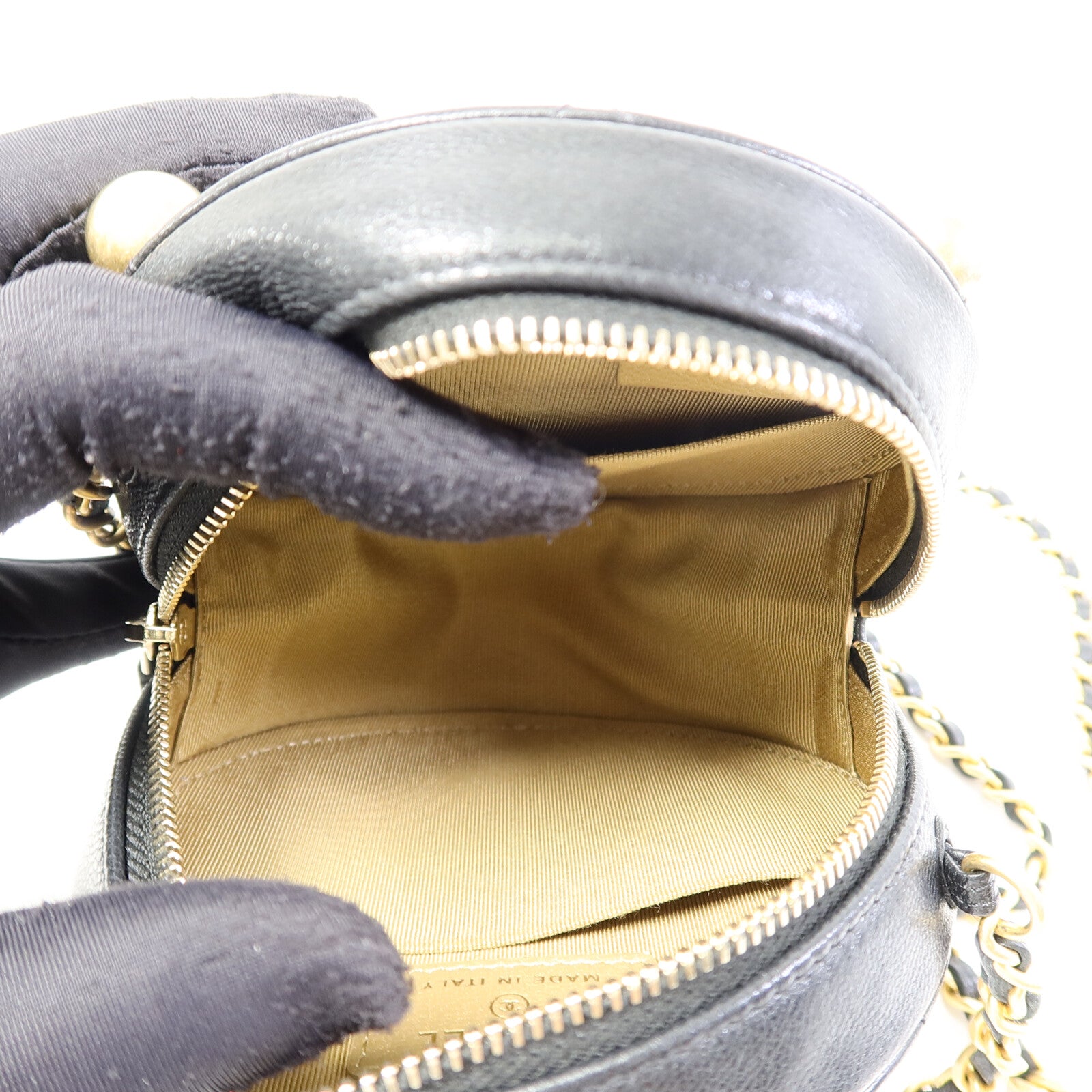 CHANEL 牛皮皮革Round Pear Bag金扣鏈帶肩背袋