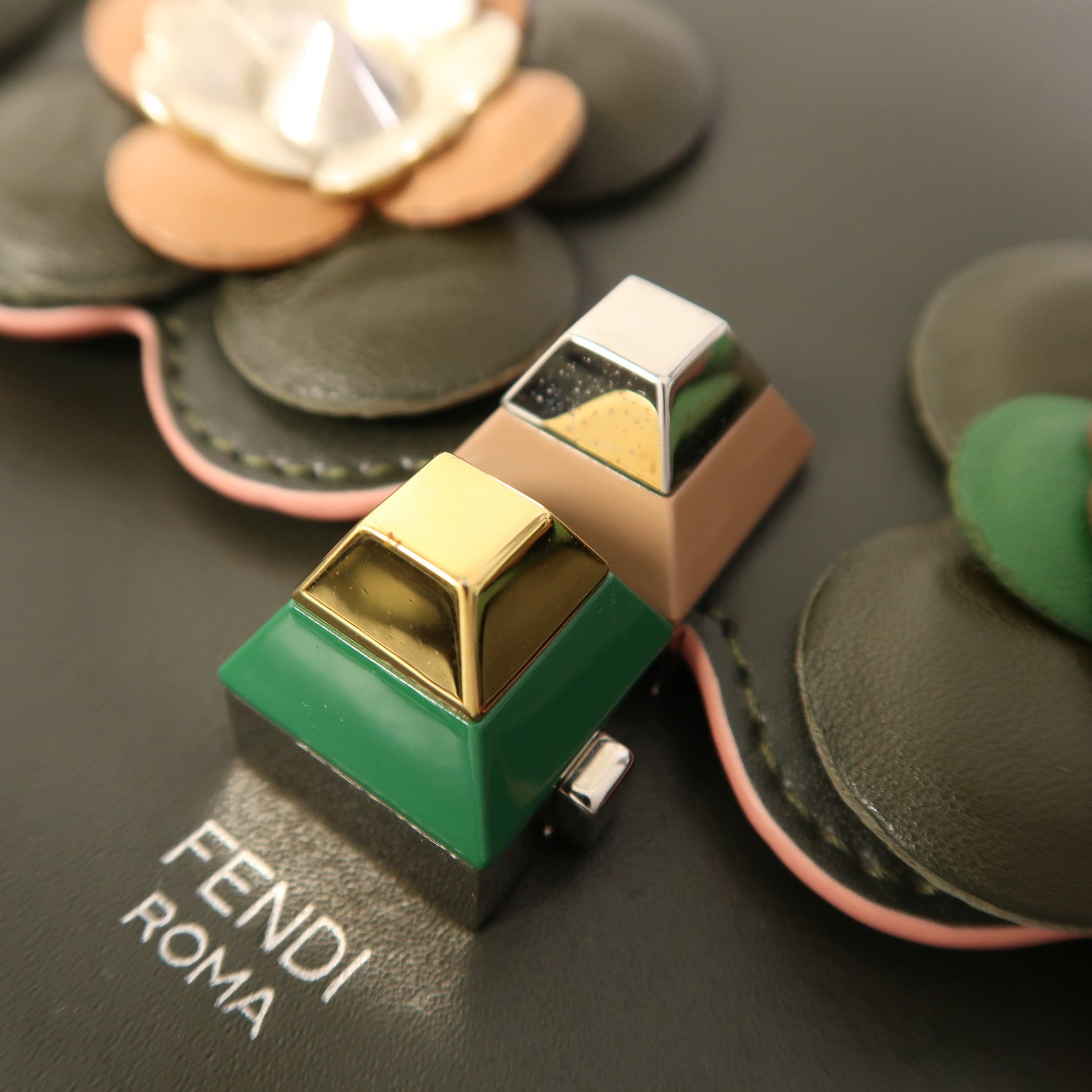 FENDI 牛皮皮革Flowerland Kan I銀扣鏈帶肩背袋