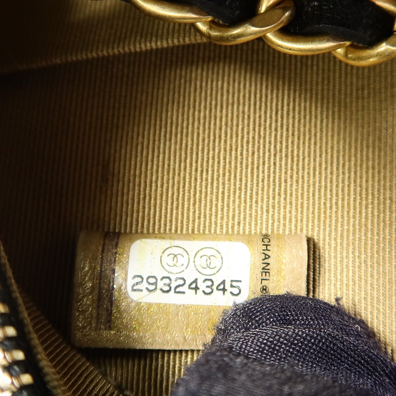 CHANEL 牛皮皮革Round Pear Bag金扣鏈帶肩背袋