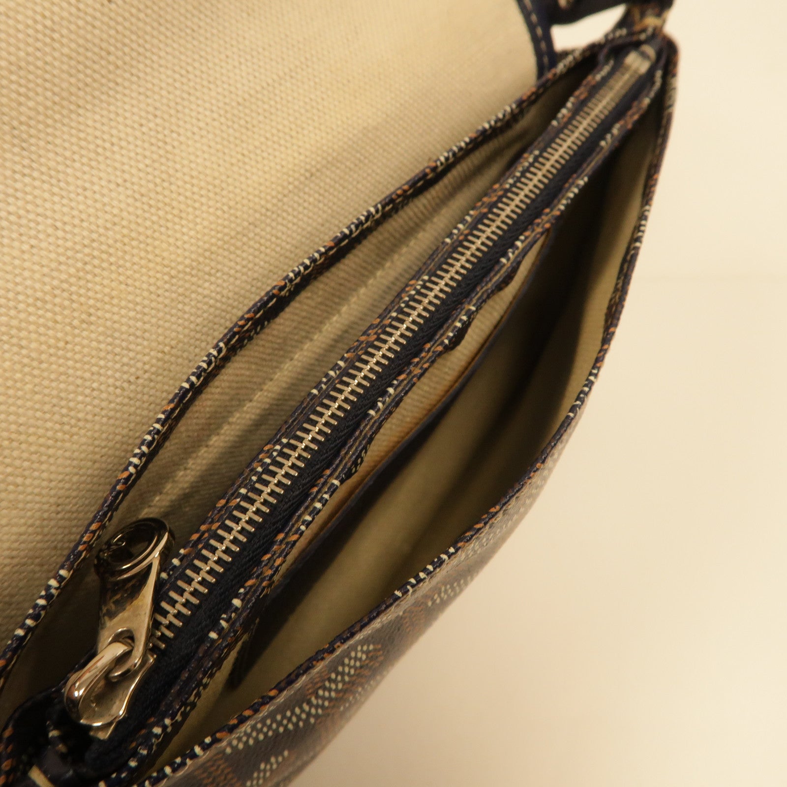 GOYARD 塗層帆布Plumet銀扣肩背袋深藍色