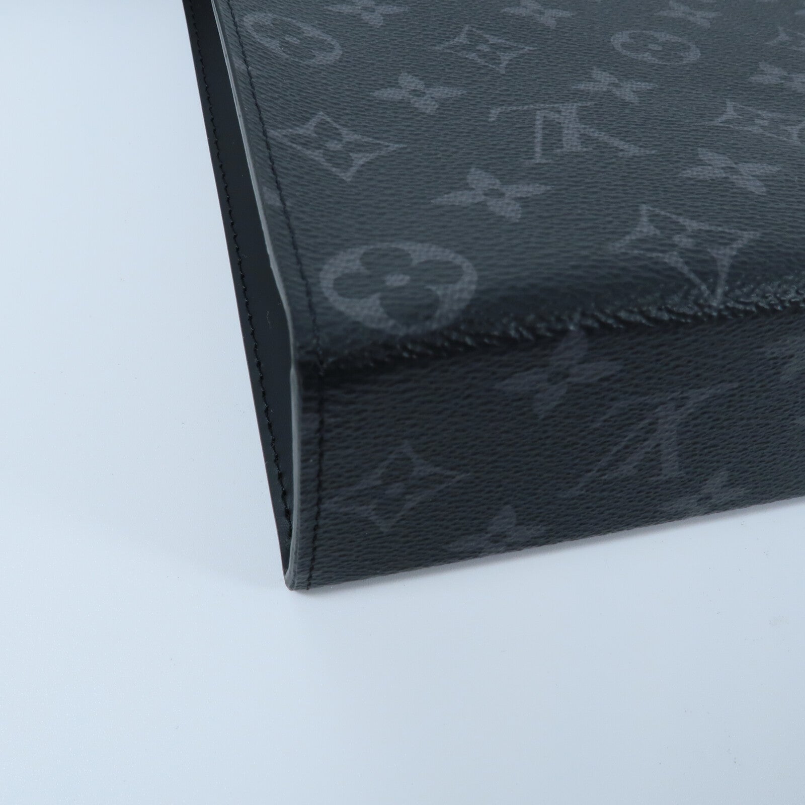 LOUIS VUITTON Monogram Eclipse Pochette Voyage MM手拿包