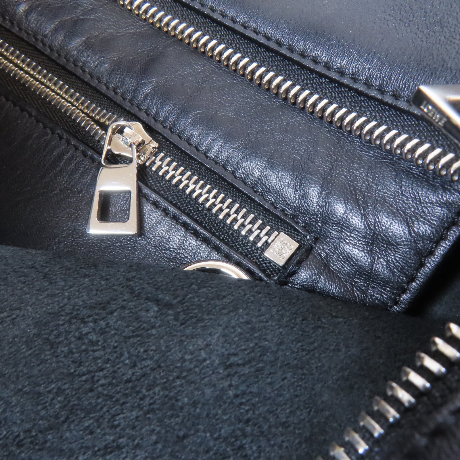 LOEWE 牛皮皮革Shoulder Bag銀扣肩背袋黑色