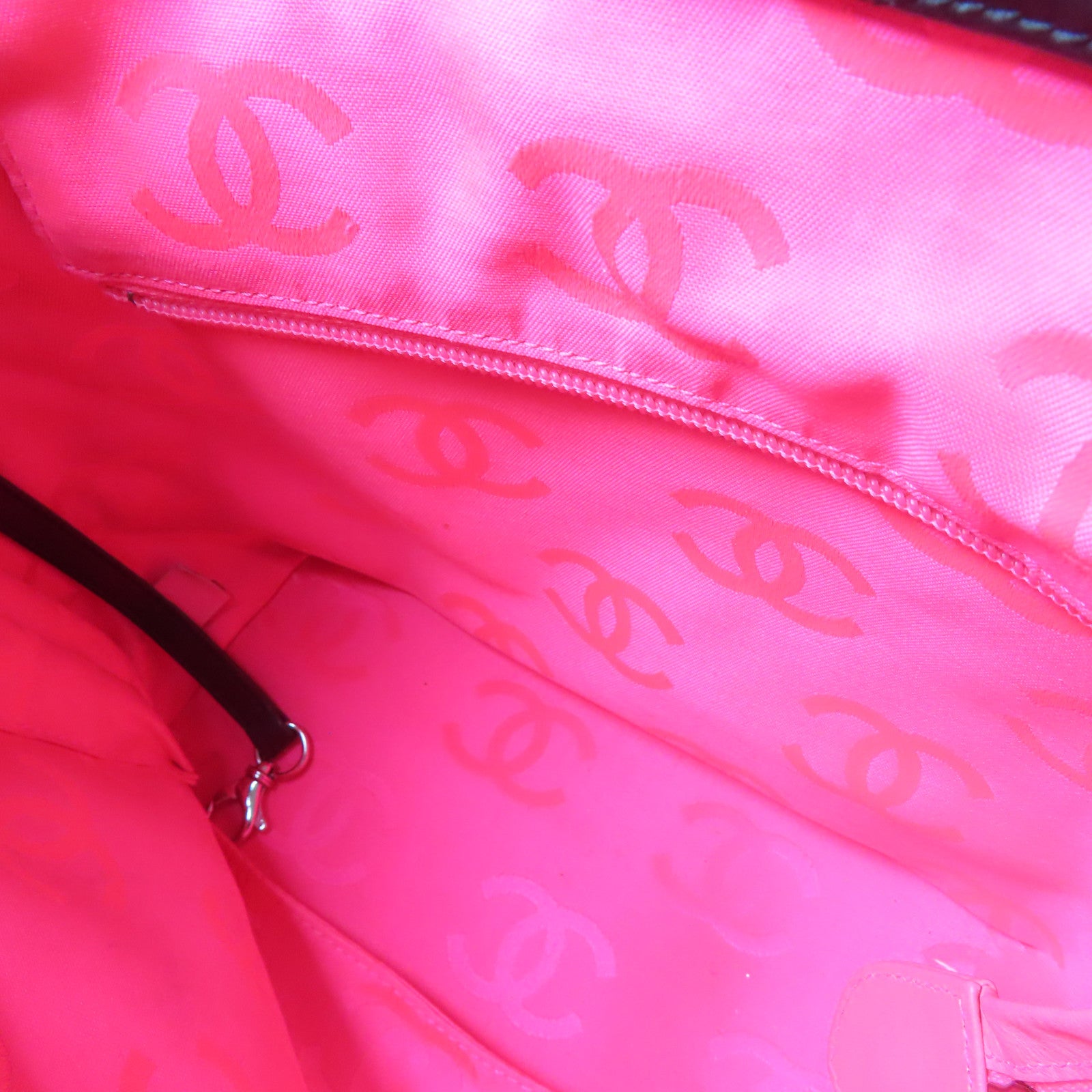 CHANEL 菱格牛皮皮革Cambon Small銀扣手挽袋黑色