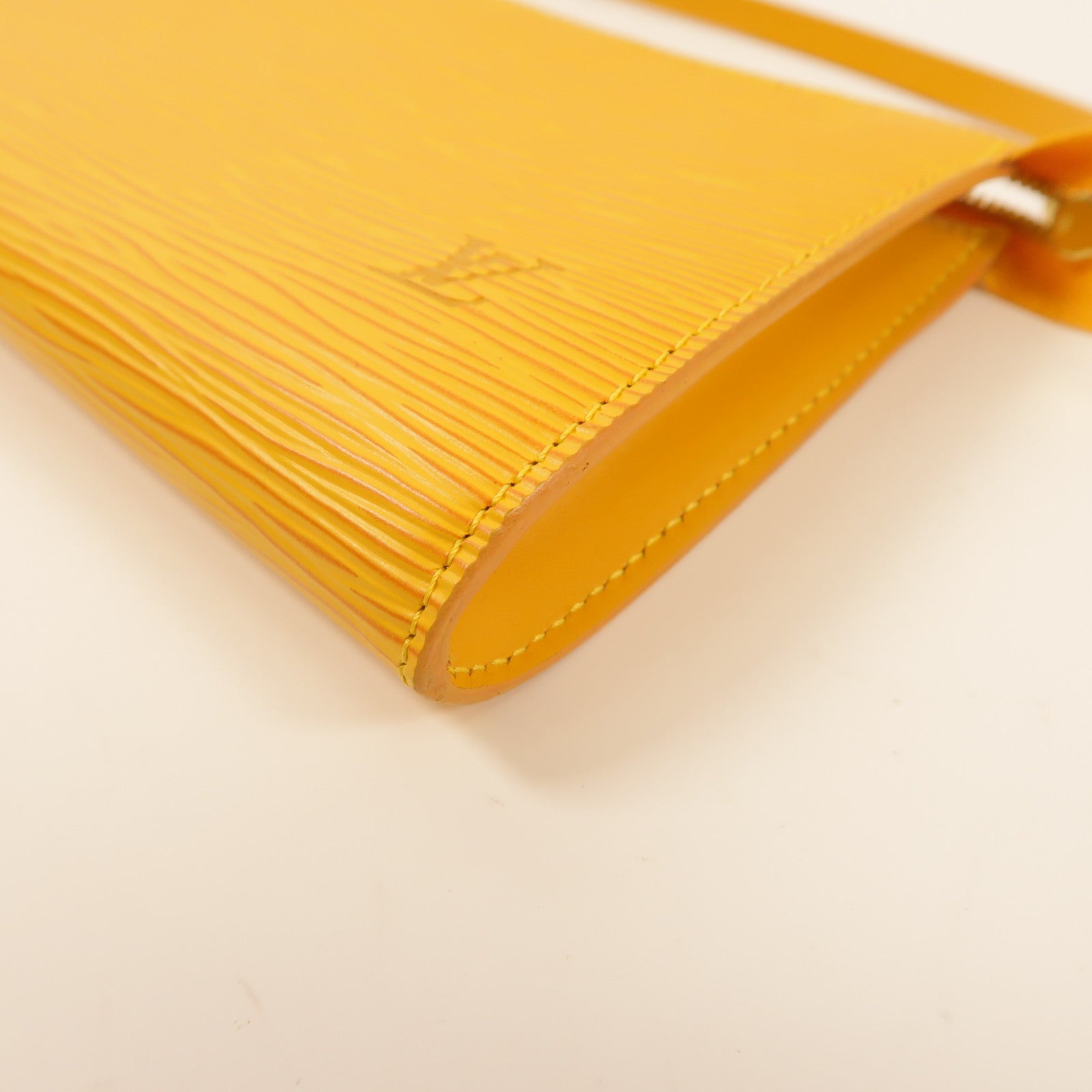 LOUIS VUITTON Epi Pochette Accessoires Pouch金扣手挽袋