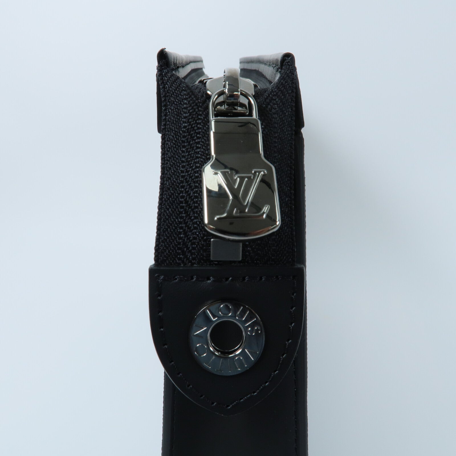 LOUIS VUITTON Monogram Eclipse Pochette Voyage MM手拿包