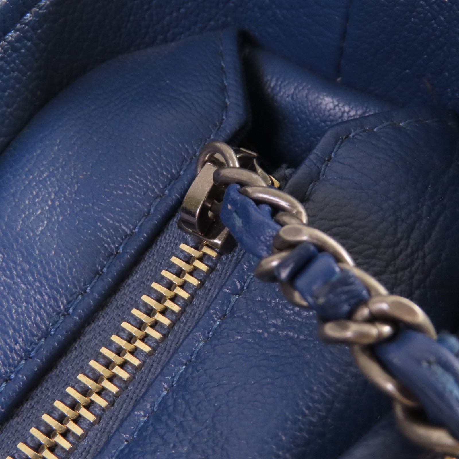 CHANEL 菱格牛皮皮革Gabrielle Small Chain Shoulder Bag鏈帶肩背袋藍色