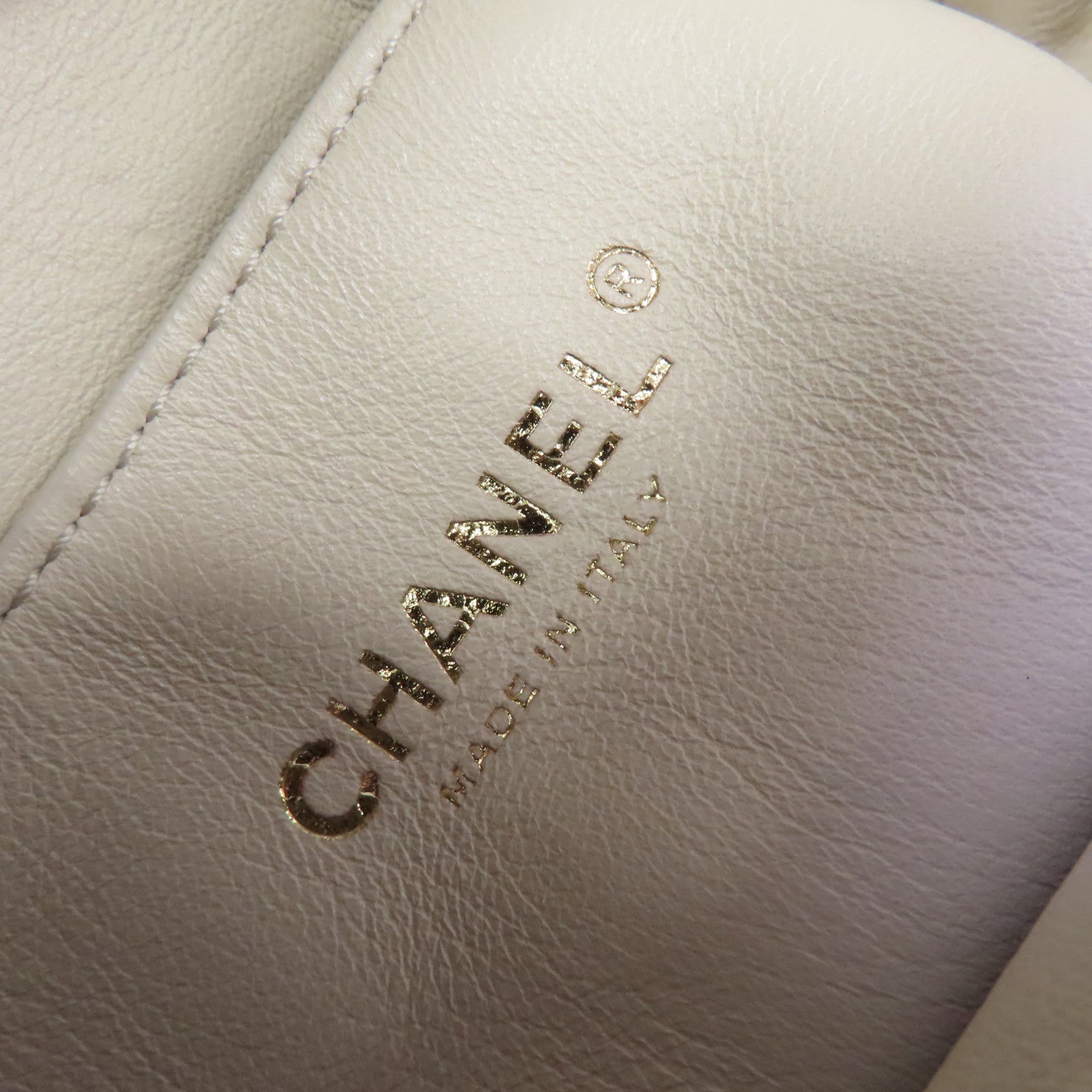 CHANEL 菱格羊皮皮革Bucket Bag金扣鏈帶肩背袋米白色