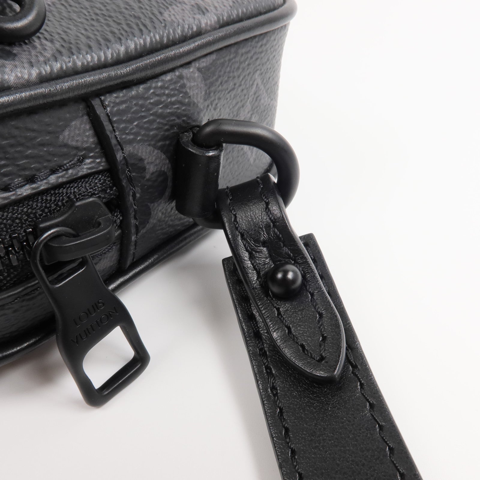 LOUIS VUITTON Monogram Eclipse Pochette Volga手拿包