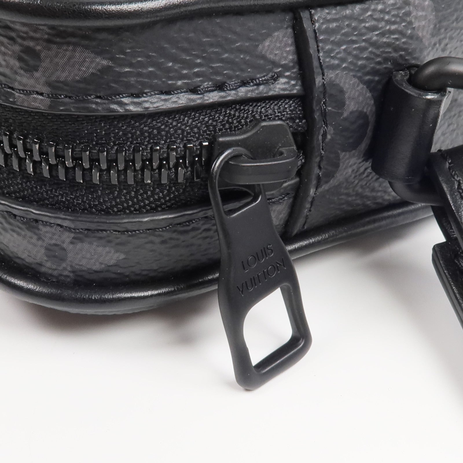 LOUIS VUITTON Monogram Eclipse Pochette Volga手拿包