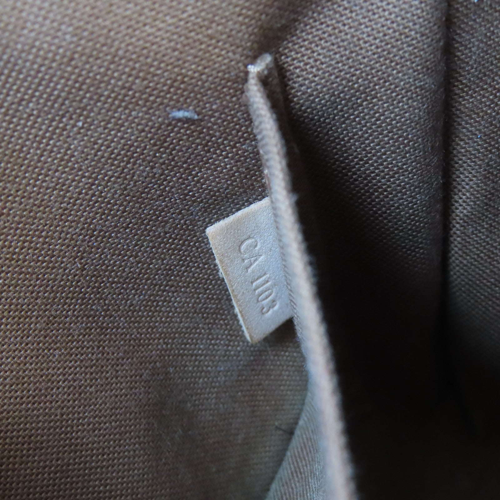 LOUIS VUITTON Monogram Pochette Accessoires金扣肩背袋啡色