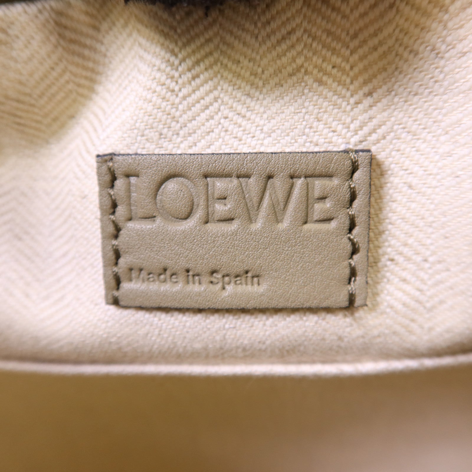 LOEWE 羊皮皮革Puzzle Hobo銀扣肩背袋