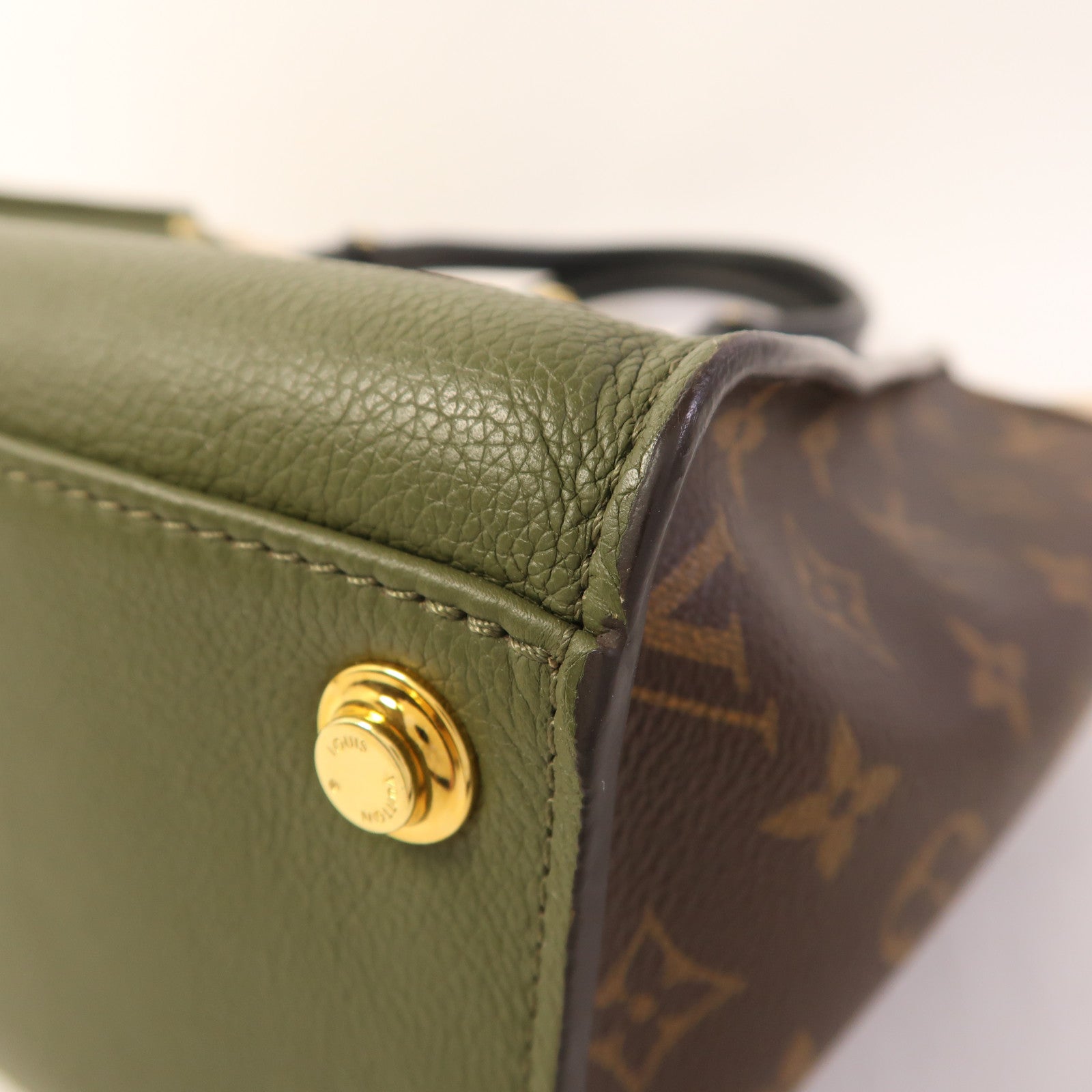 LOUIS VUITTON 牛皮皮革On My Side MM金扣手挽肩背兩用袋