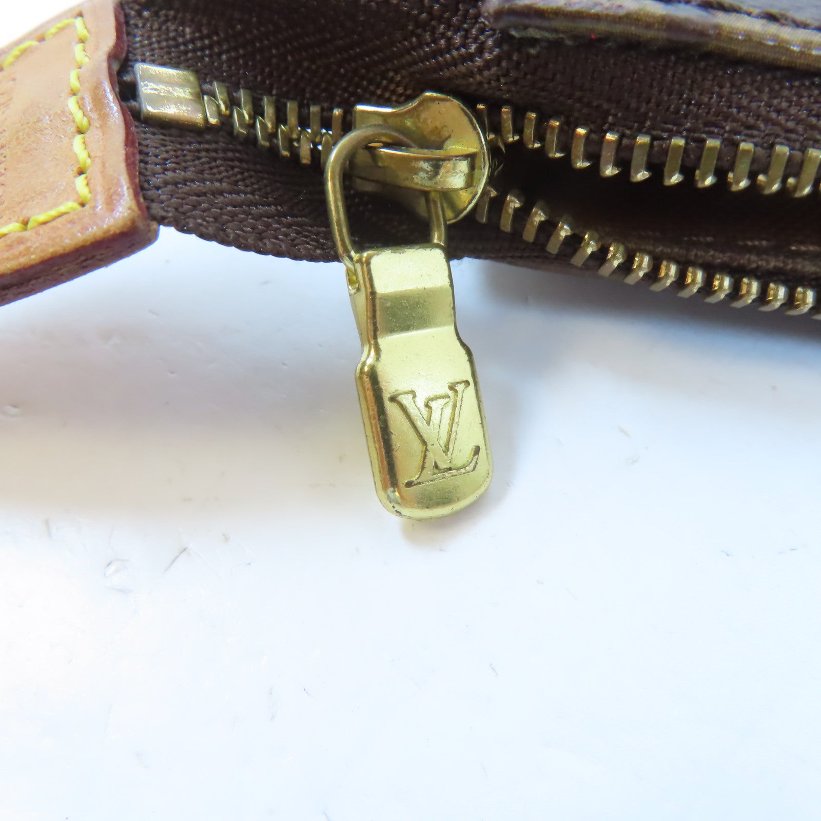 LOUIS VUITTON Monogram Pochette Accessoires金扣肩背袋啡色