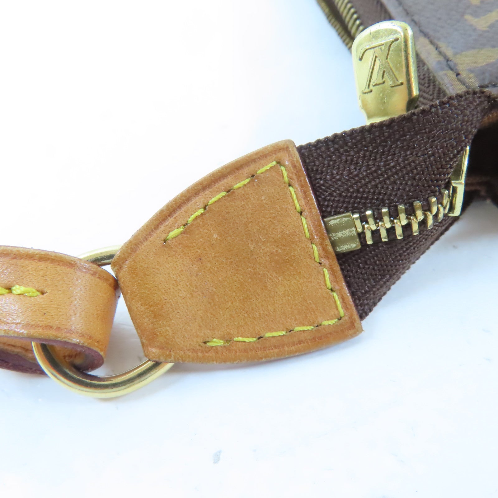 LOUIS VUITTON Monogram Pochette Accessoires金扣肩背袋啡色