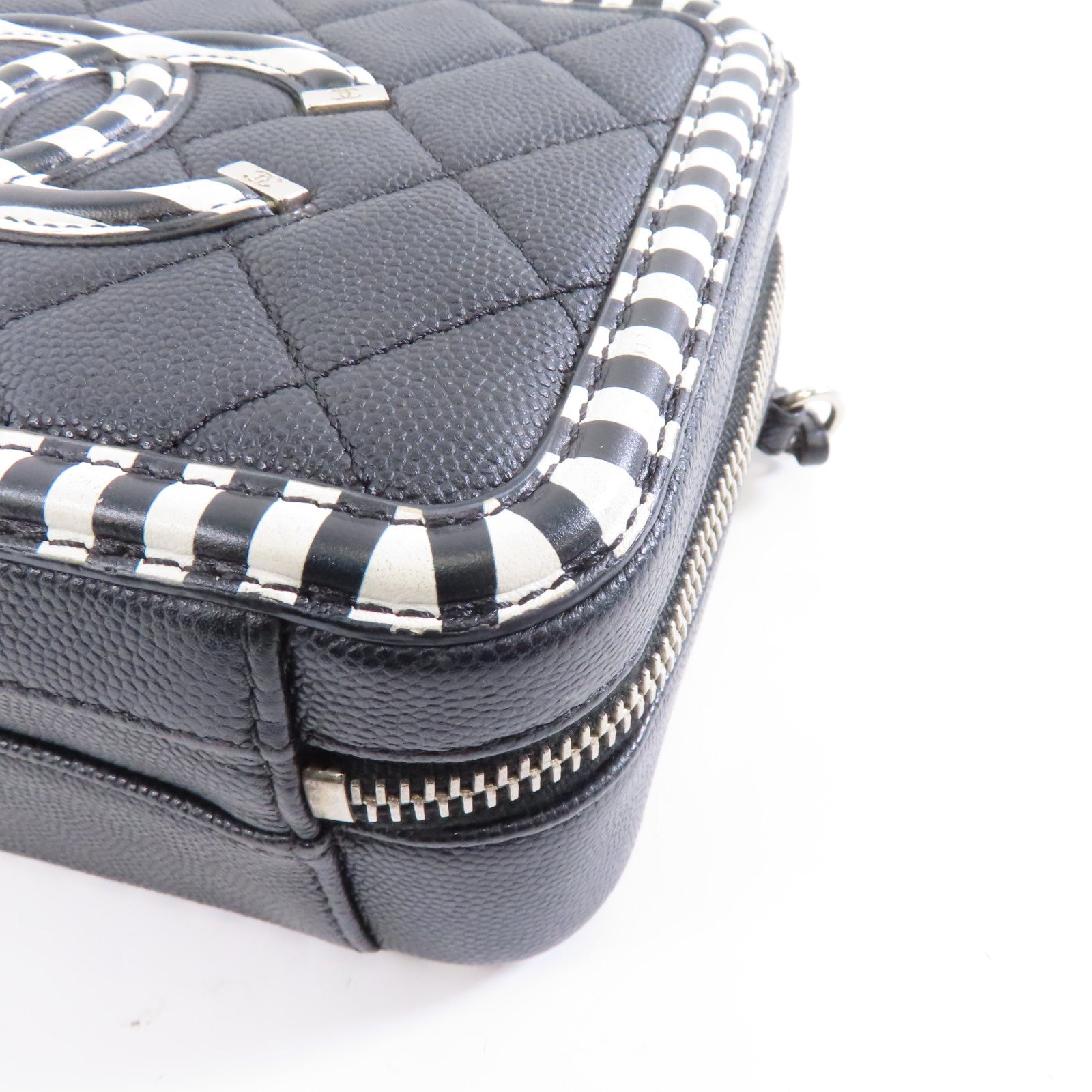 CHANEL 【激減優惠】菱格Caviar皮革Vanity Case銀扣鏈帶肩背袋黑色/白色