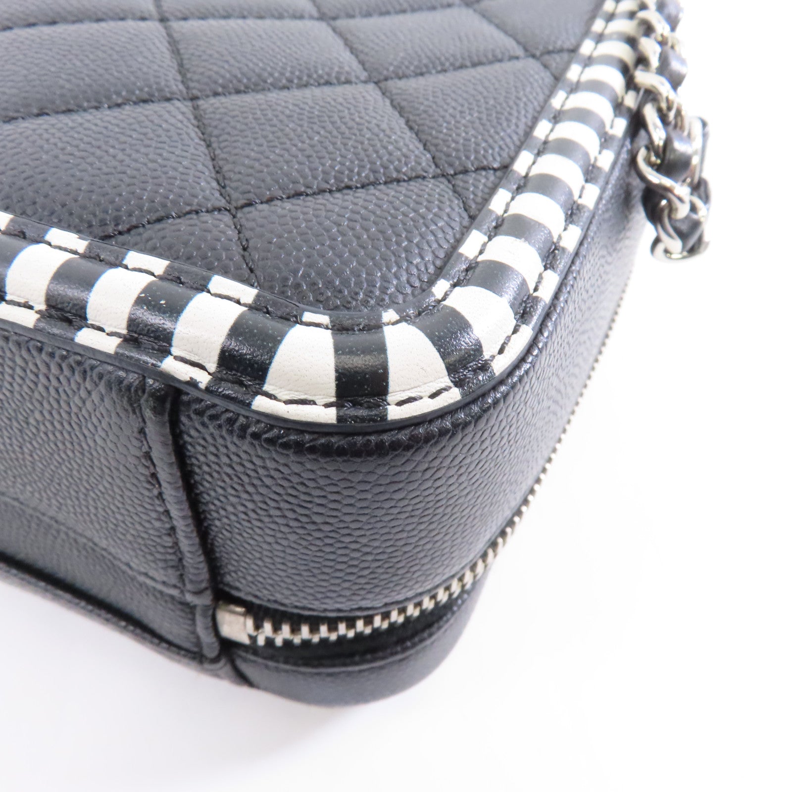 CHANEL 【激減優惠】菱格Caviar皮革Vanity Case銀扣鏈帶肩背袋黑色/白色