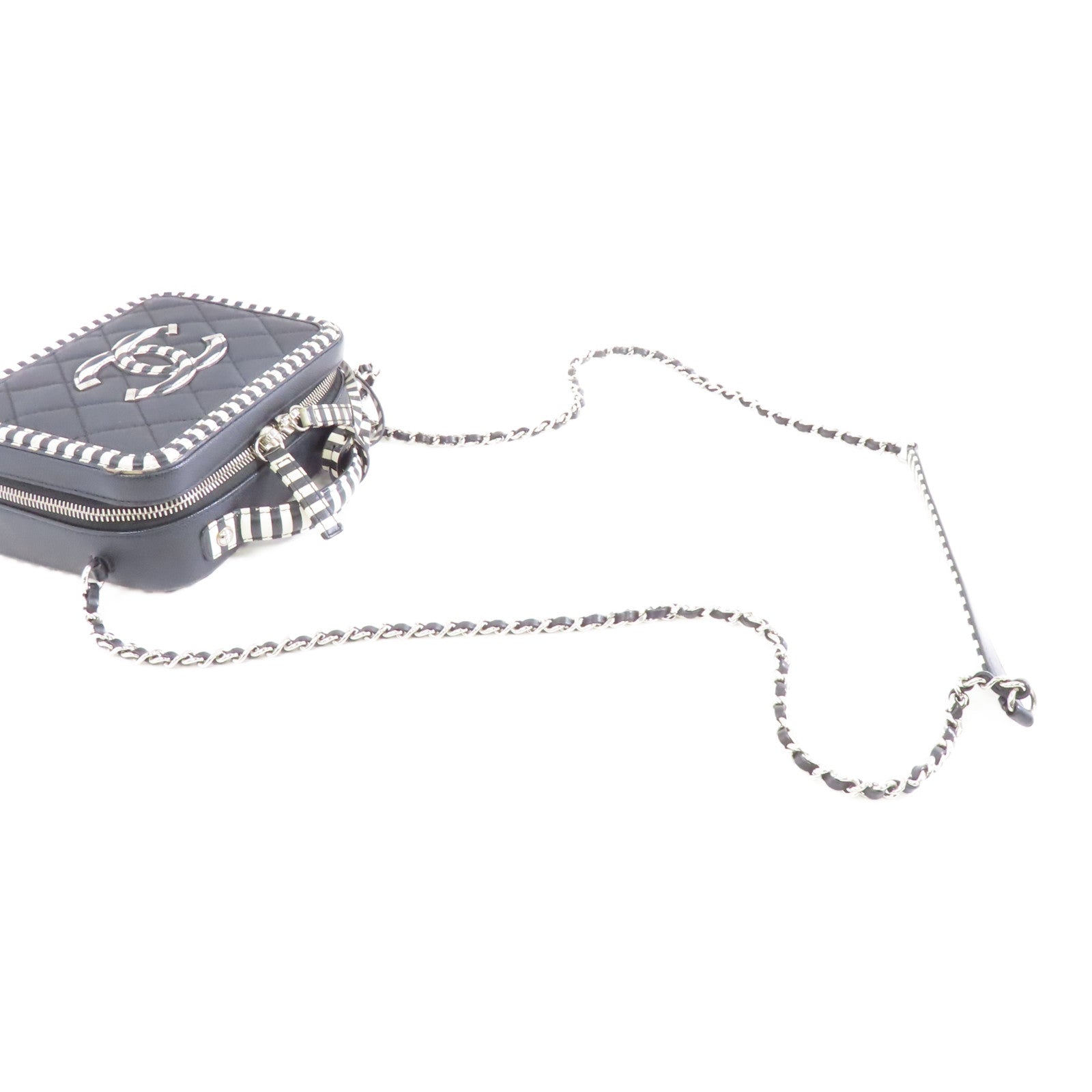 CHANEL 【激減優惠】菱格Caviar皮革Vanity Case銀扣鏈帶肩背袋黑色/白色