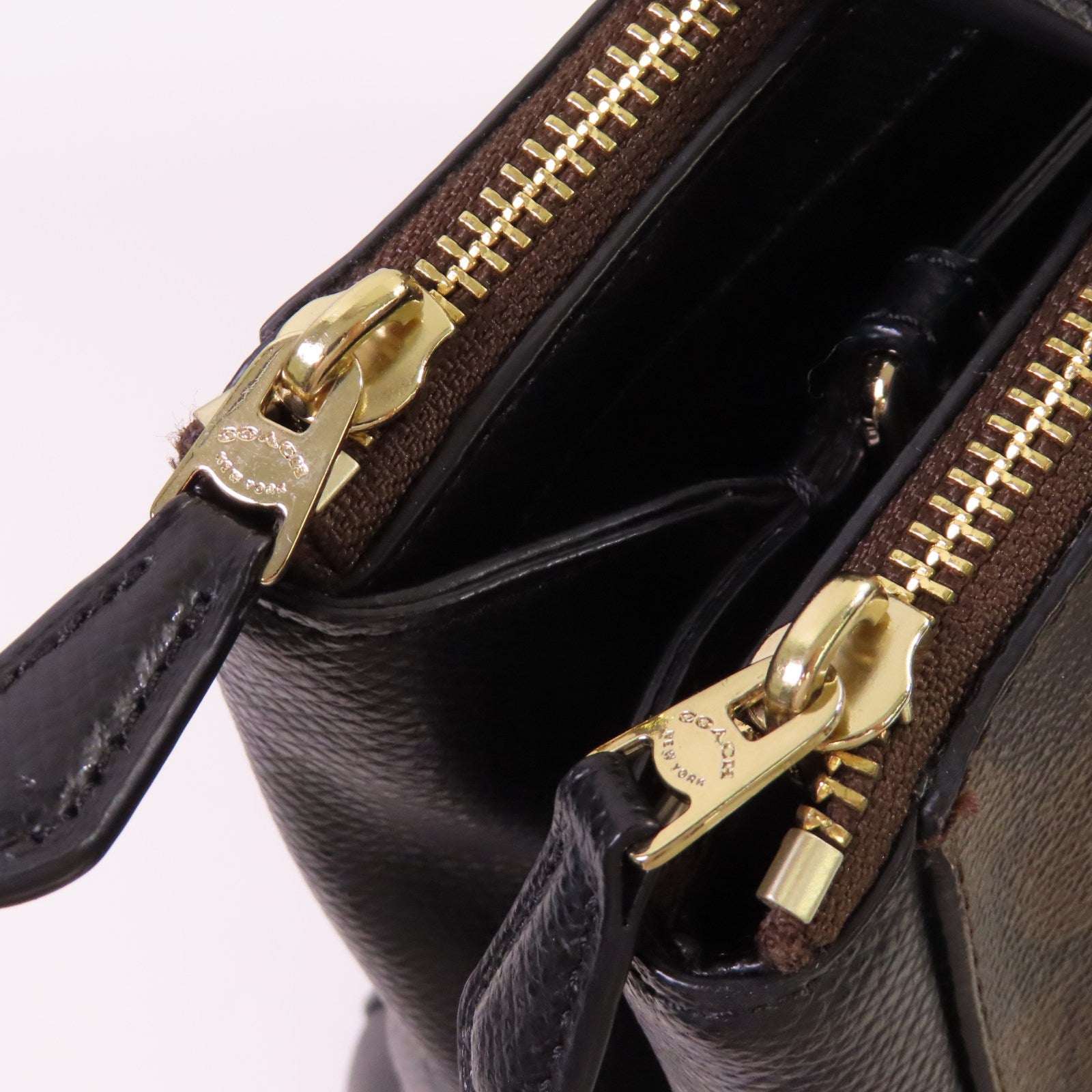 COACH 塗層帆布2Way Shoulder Bag金扣手挽肩背兩用袋啡色/黑色