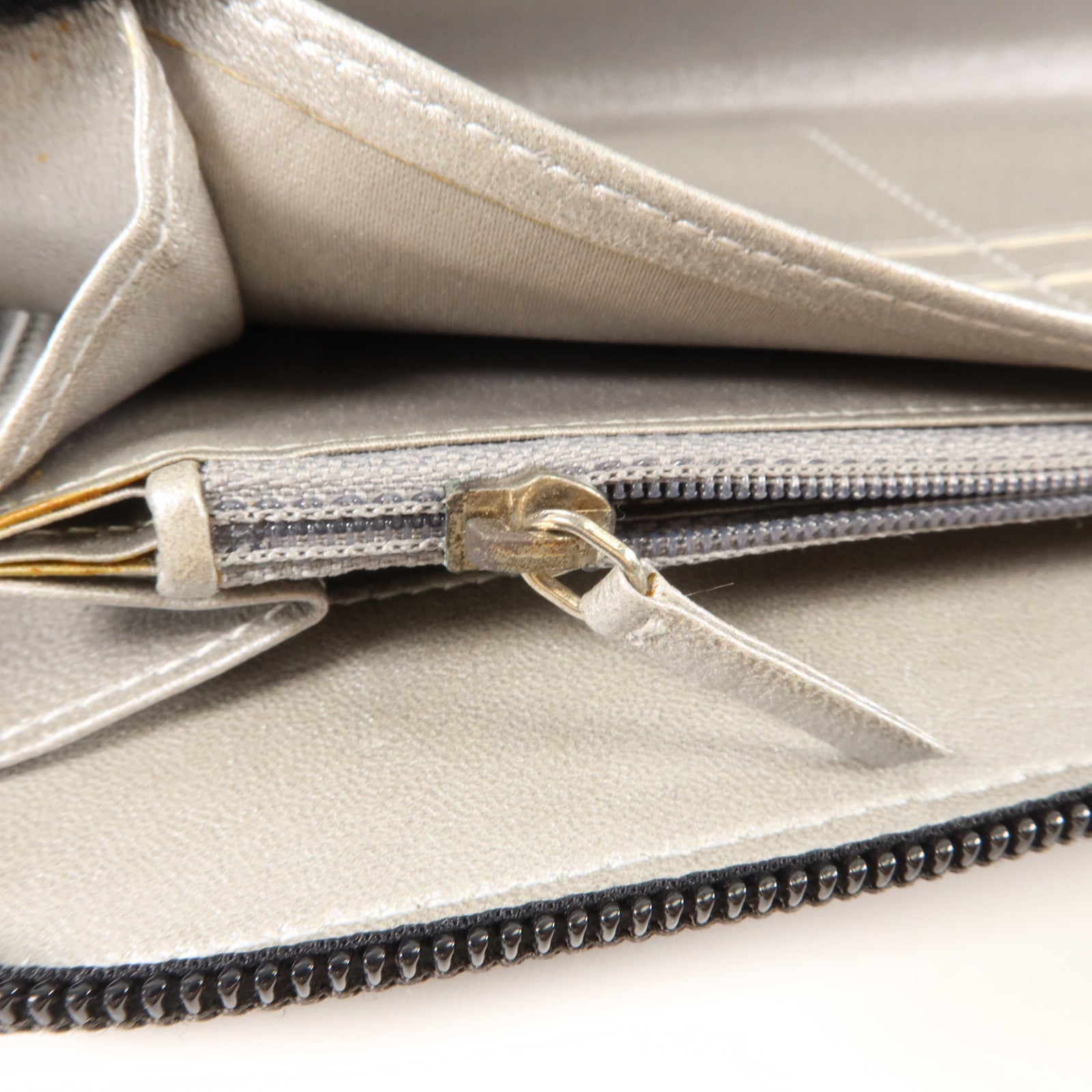 CHANEL 牛皮皮革Camellia Zip Around Long Wallet金扣長錢包