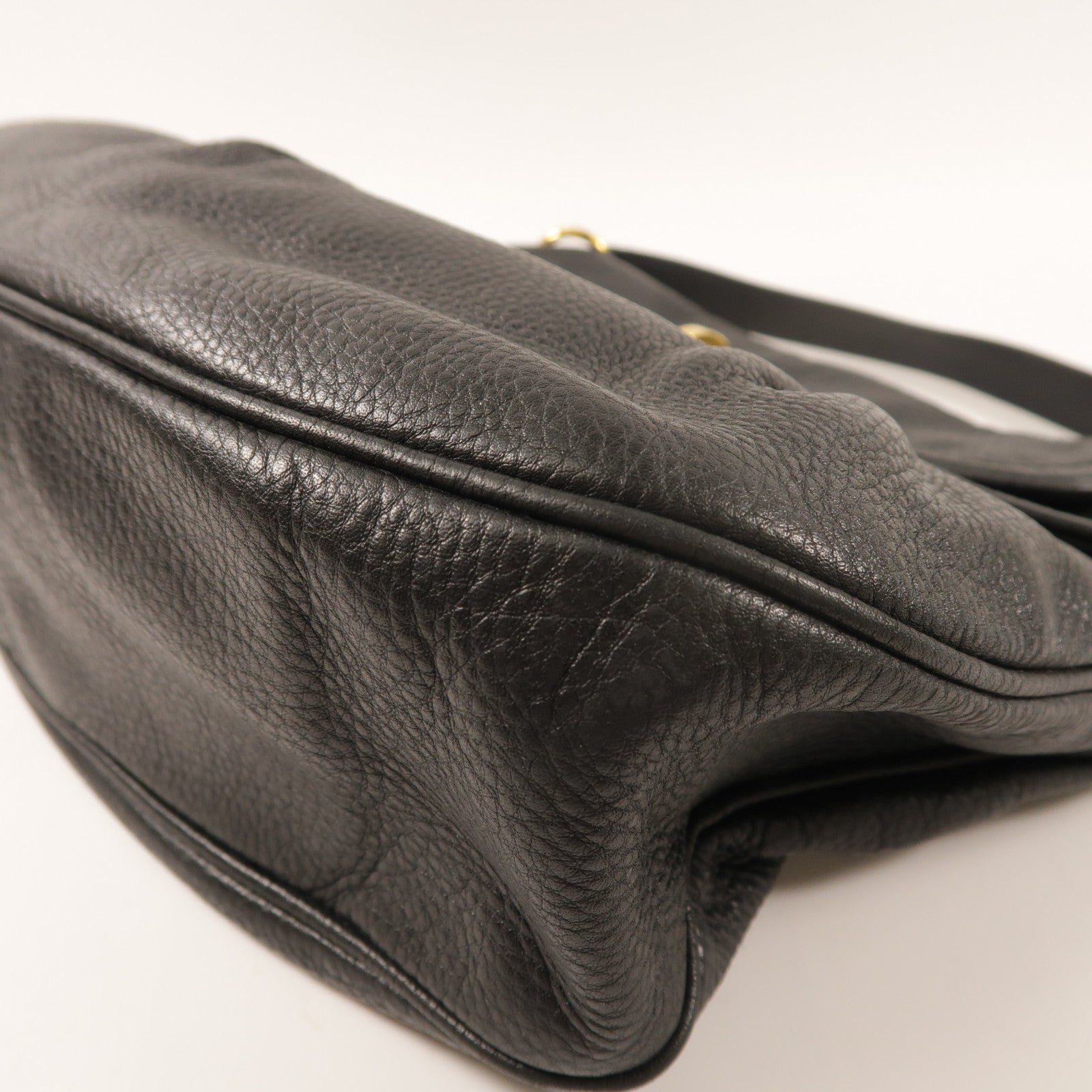 Miu Miu 牛皮皮革Shoulder Bag金扣肩背袋