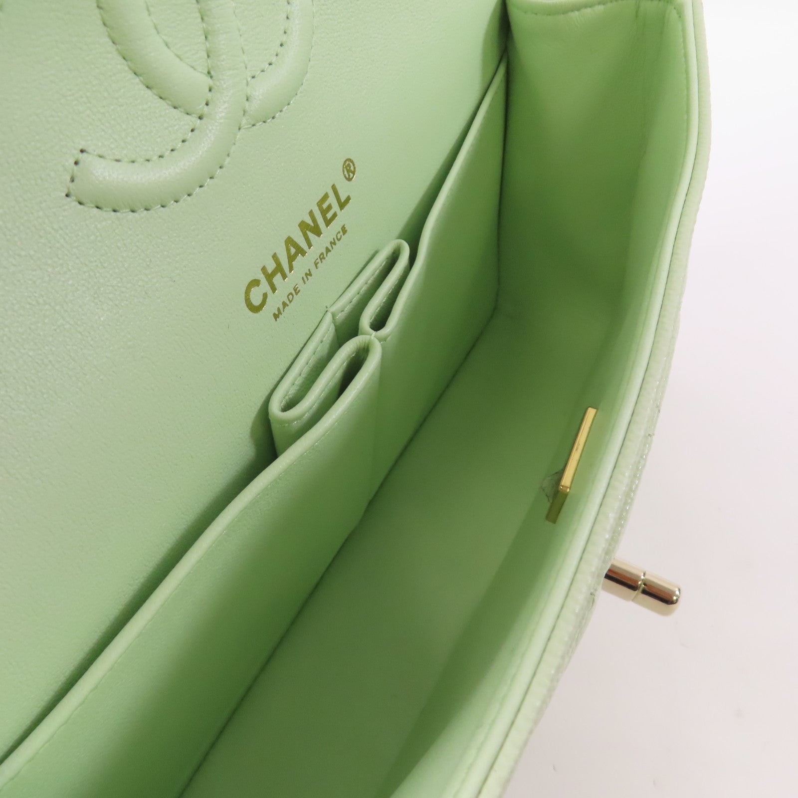 CHANEL 牛皮皮革Classic 23金扣鏈帶肩背袋淺綠色