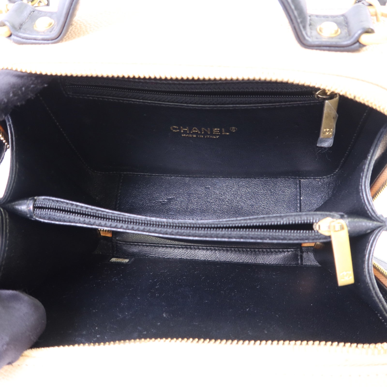 CHANEL 牛皮皮革Filigree Vanity Case Medium金扣鏈帶手挽肩背兩用袋