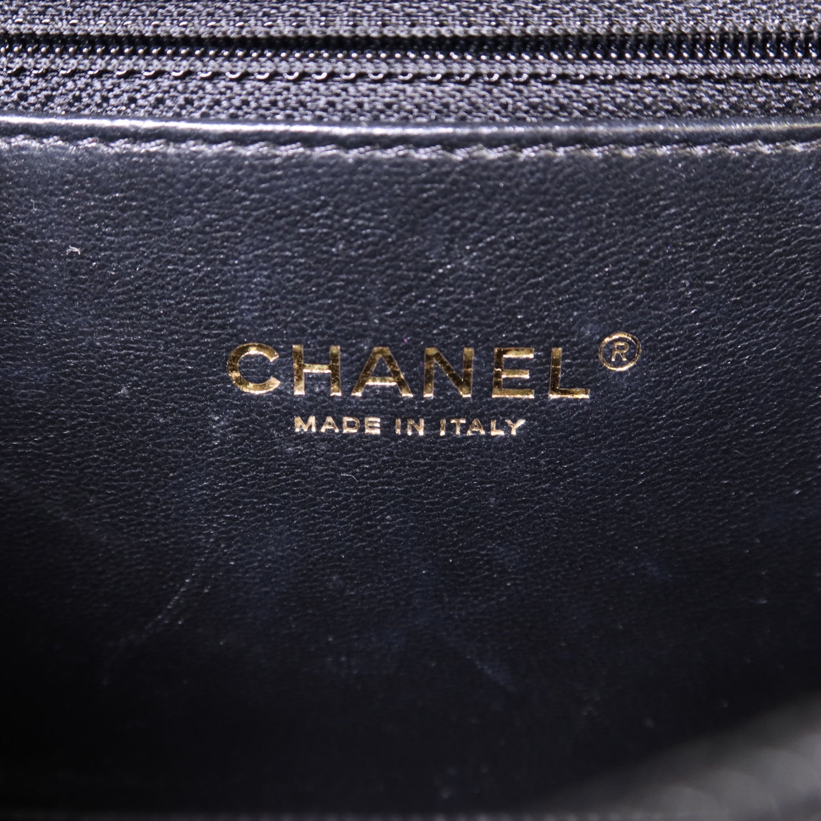 CHANEL 牛皮皮革Filigree Vanity Case Medium金扣鏈帶手挽肩背兩用袋