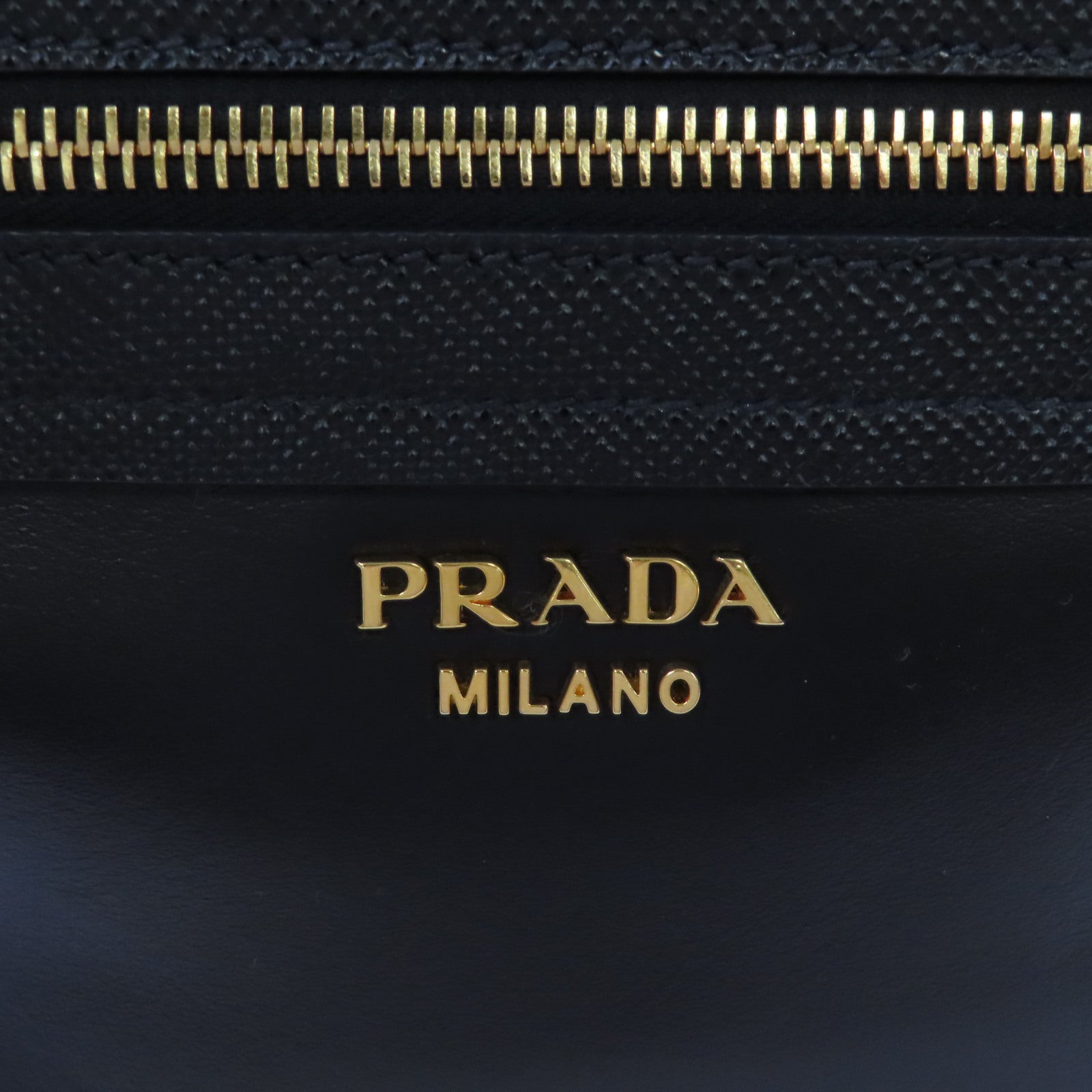PRADA Saffiano皮革Corsaire Shoulder Bag金扣肩背袋黑色